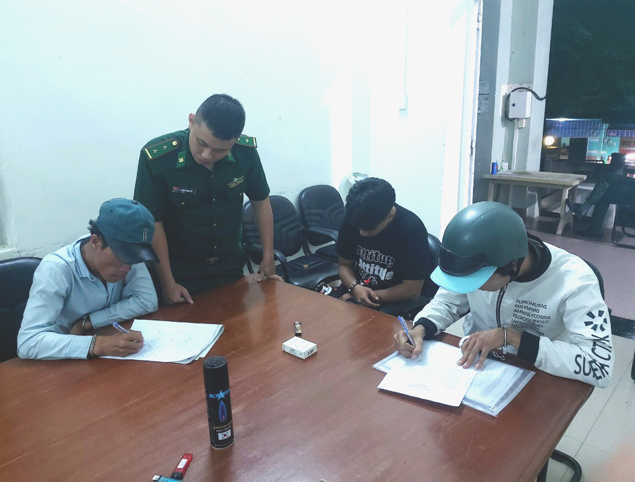 Lực lượng BĐBP tỉnh làm việc với các đối tượng mua bán, tàng trữ và sử dụng trái phép chất ma túy trên địa bàn TT.Long Hải, huyện Long Điền.