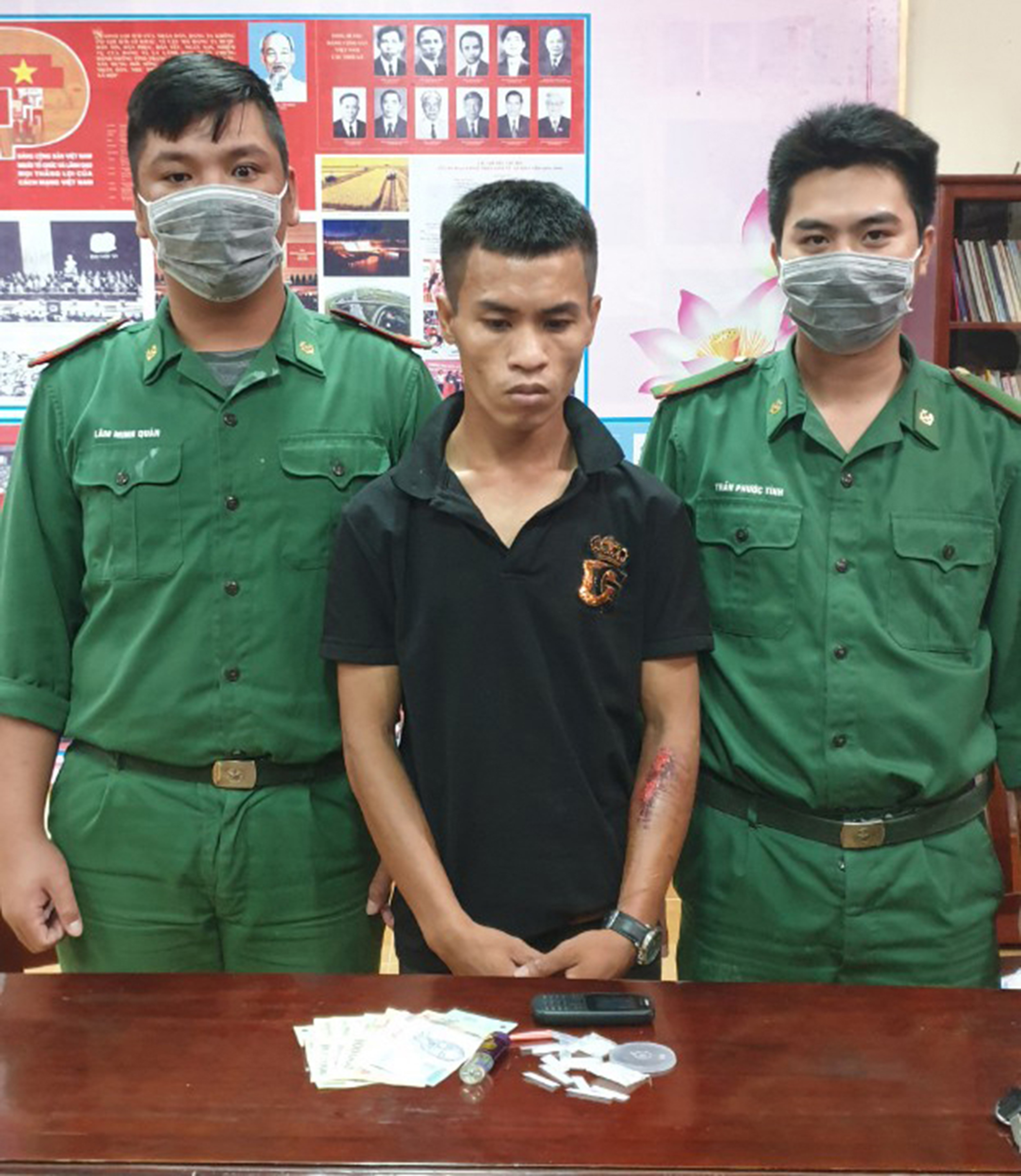 Phạm Duy Long (trú tại 167/18, Đô Lương, phường 12, TP.Vũng Tàu) và tang vật vụ án.