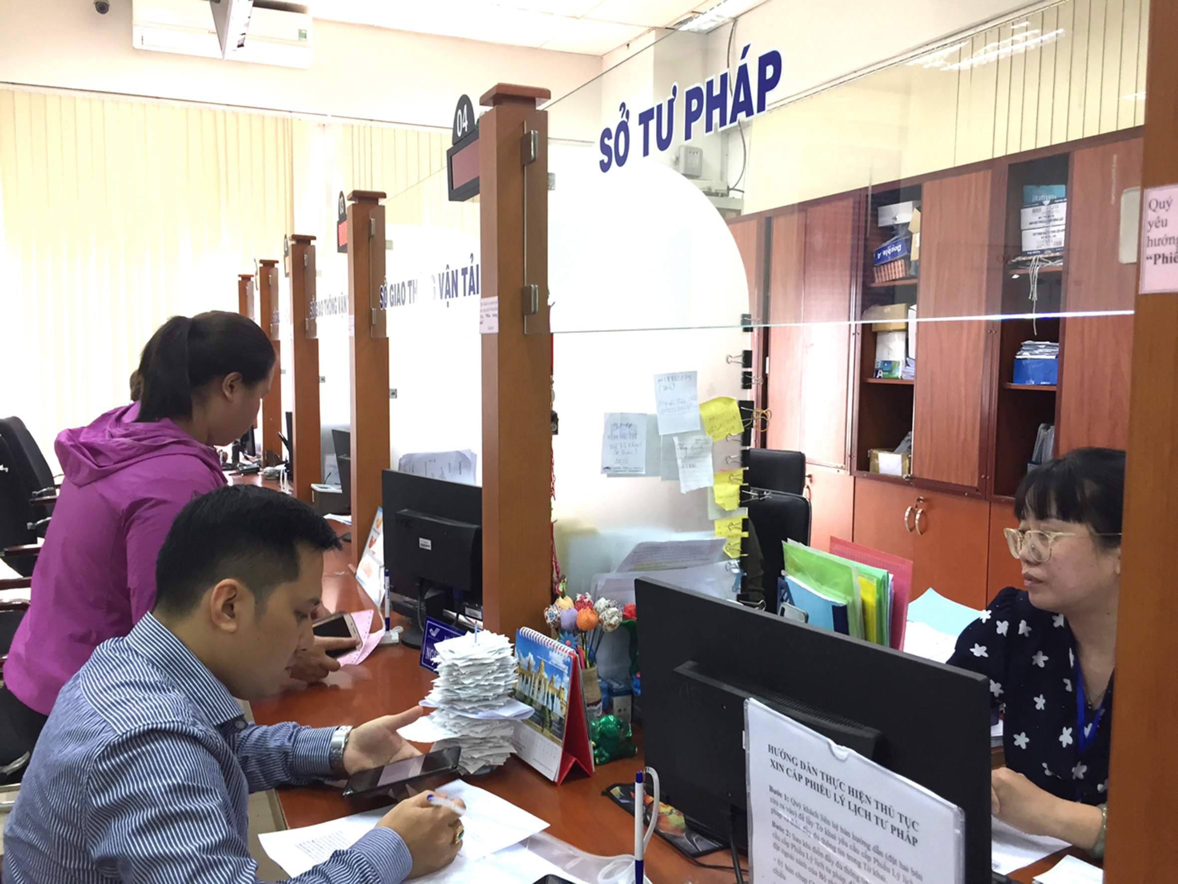 Người dân làm thủ tục tại bộ phận một cửa của tỉnh.