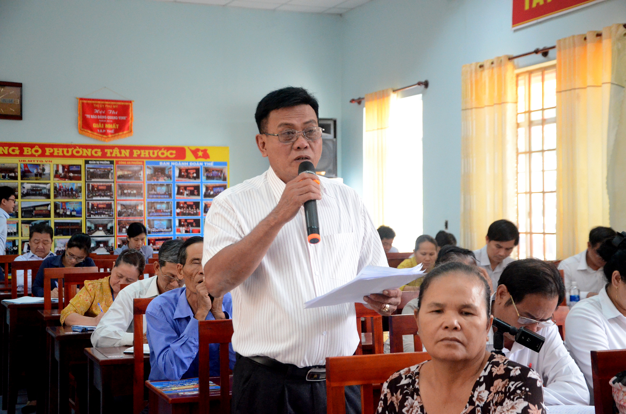 Cử tri Đỗ Tấn Hòa (tổ 5, KP. Ông Trịnh, phường Tân Phước, TX. Phú Mỹ) phát biểu tại buổi tiếp xúc, lo ngại về tình trạng tín dụng đen hoạt động phức tạp trên địa bàn. Ảnh: ĐÔNG HIẾU