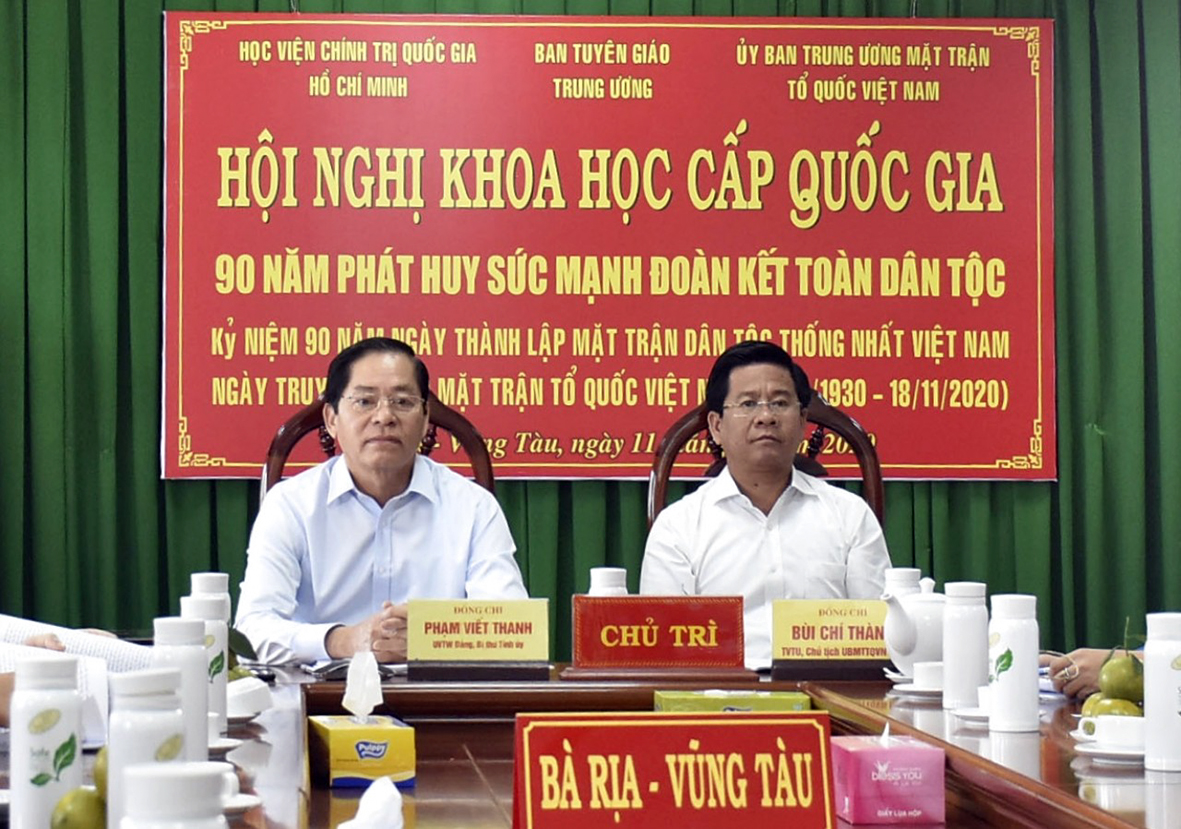 Ông Phạm Viết Thanh, Ủy viên Trung ương Đảng, Bí thư Tỉnh ủy; ông Bùi Chí Thành, Ủy viên Dự khuyết Trung ương Đảng, Chủ tịch UBMTTQ Việt Nam tỉnh tham dự hội thảo tại điểm cầu BR-VT. Ảnh: PHƯƠNG NAM
