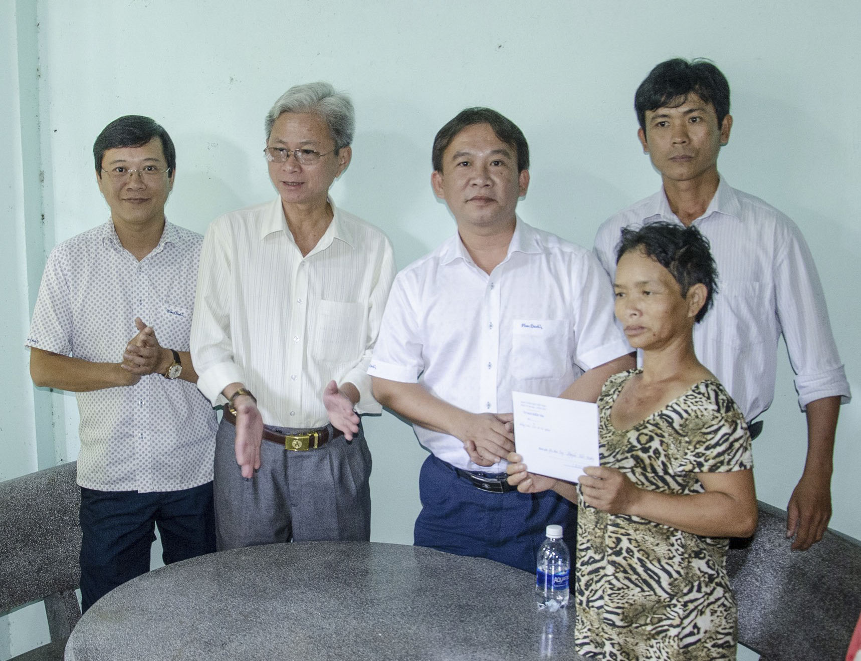 Đoàn công tác Chi bộ cơ quan Ủy ban Kiểm tra Tỉnh ủy tặng quà cho đại diện gia đình ông Nguyễn Văn Hoàng (ngụ ấp An Bình, xã Lộc An, huyện Đất Đỏ).