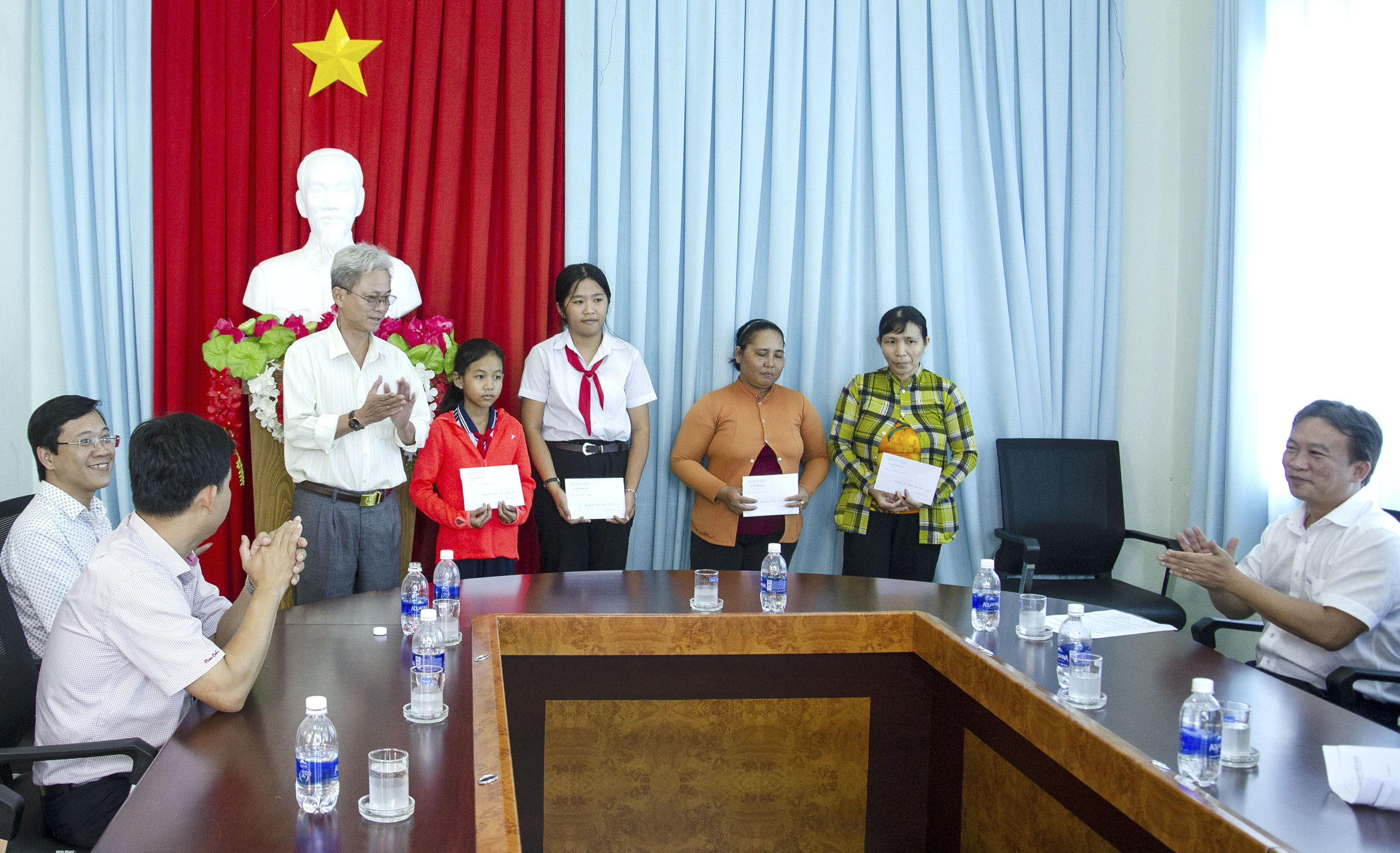Đại diện Chi bộ cơ quan Ủy ban Kiểm tra Tỉnh ủy tặng quà cho 4 gia đình HS nghèo hiếu học trên địa bàn ấp An Bình, huyện Đất Đỏ.