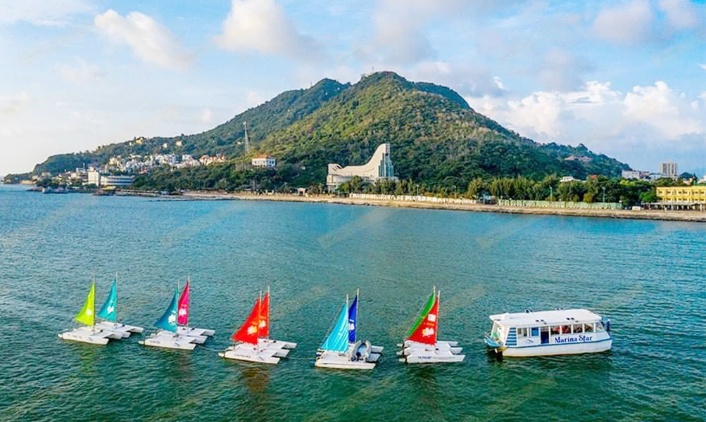 Công ty CP Vũng Tàu Marina diễu hành thuyền buồm tại Bãi Trước hưởng ứng các hoạt động của vòng Chung kết cuộc thi Hoa hậu Việt Nam 2020 tại TP.Vũng Tàu.