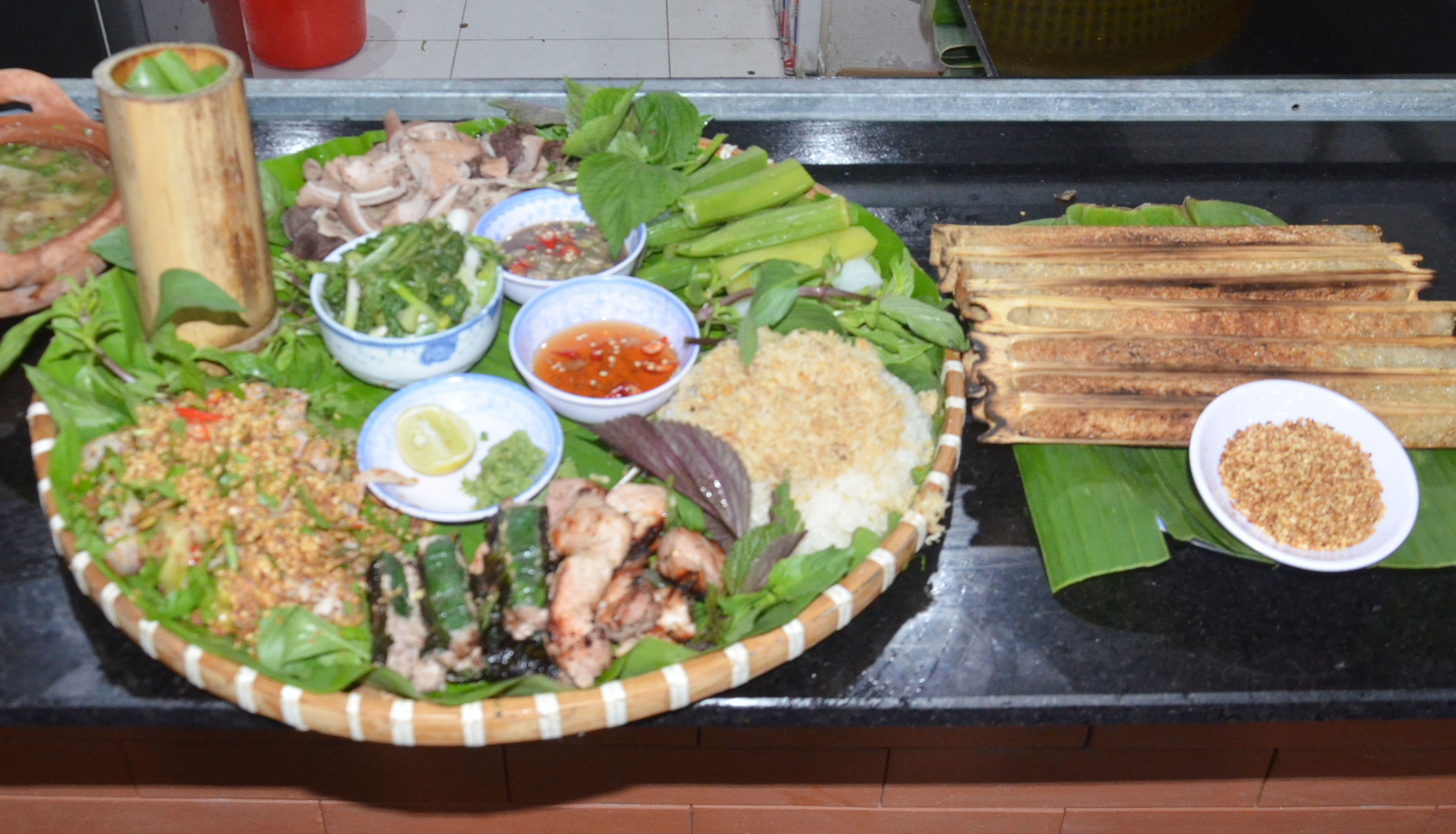 Mẹt heo ở quán Tây Bắc được bài trí bắt mắt.