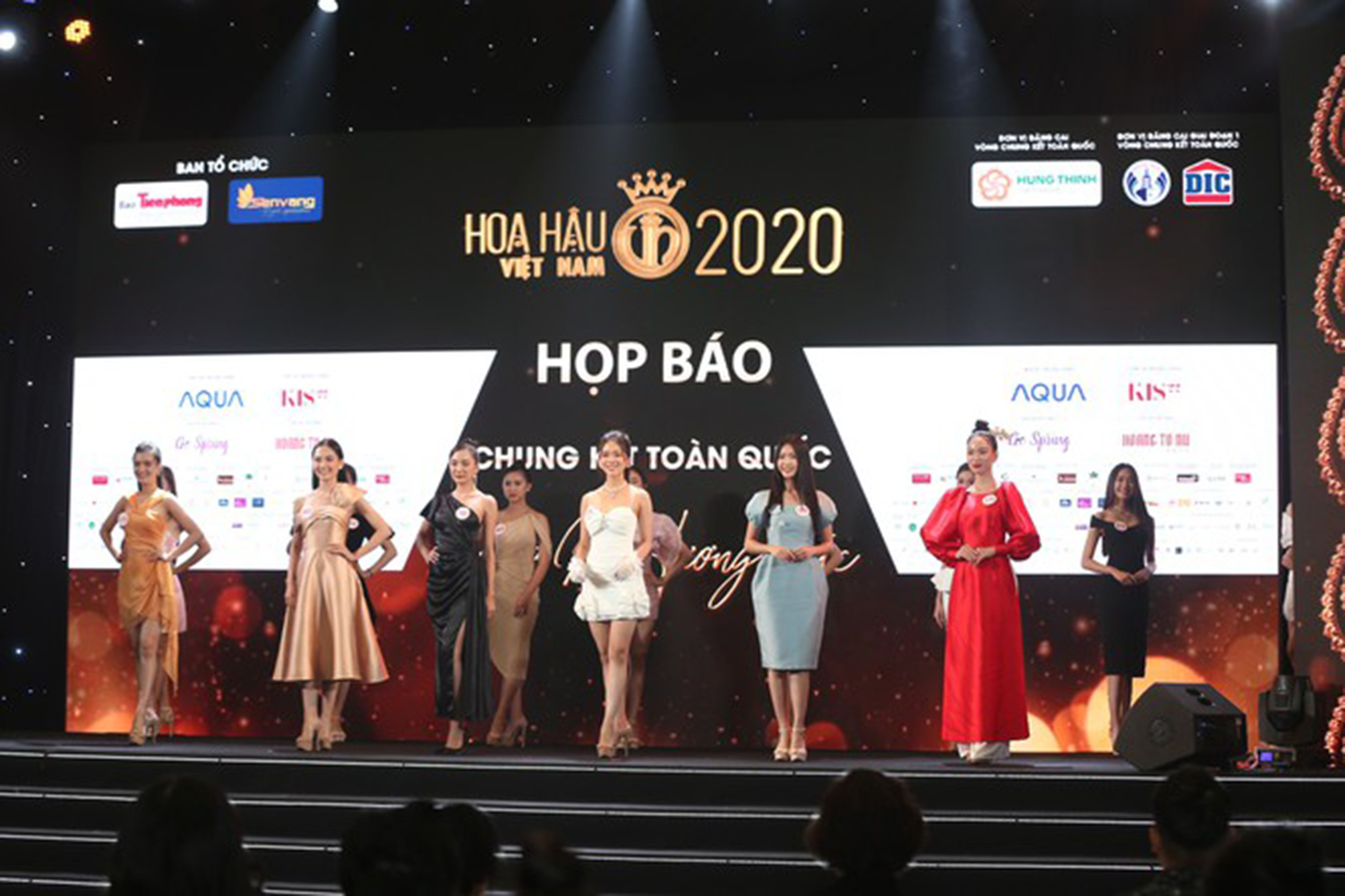 Top 35 thí sinh Vòng Chung kết toàn quốc Hoa hậu Việt Nam 2020 ra mắt báo giới tại buổi họp báo.