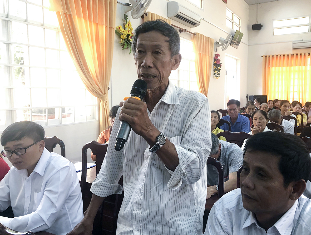 Cử tri Nguyễn Văn Ba (TT. Đất Đỏ, huyện Đất Đỏ) phản ánh nhiều hồ đập trên địa bàn không được nạo vét thường xuyên, ảnh hưởng tới sản xuất, canh tác của người dân. Ảnh: KIM HỒNG.