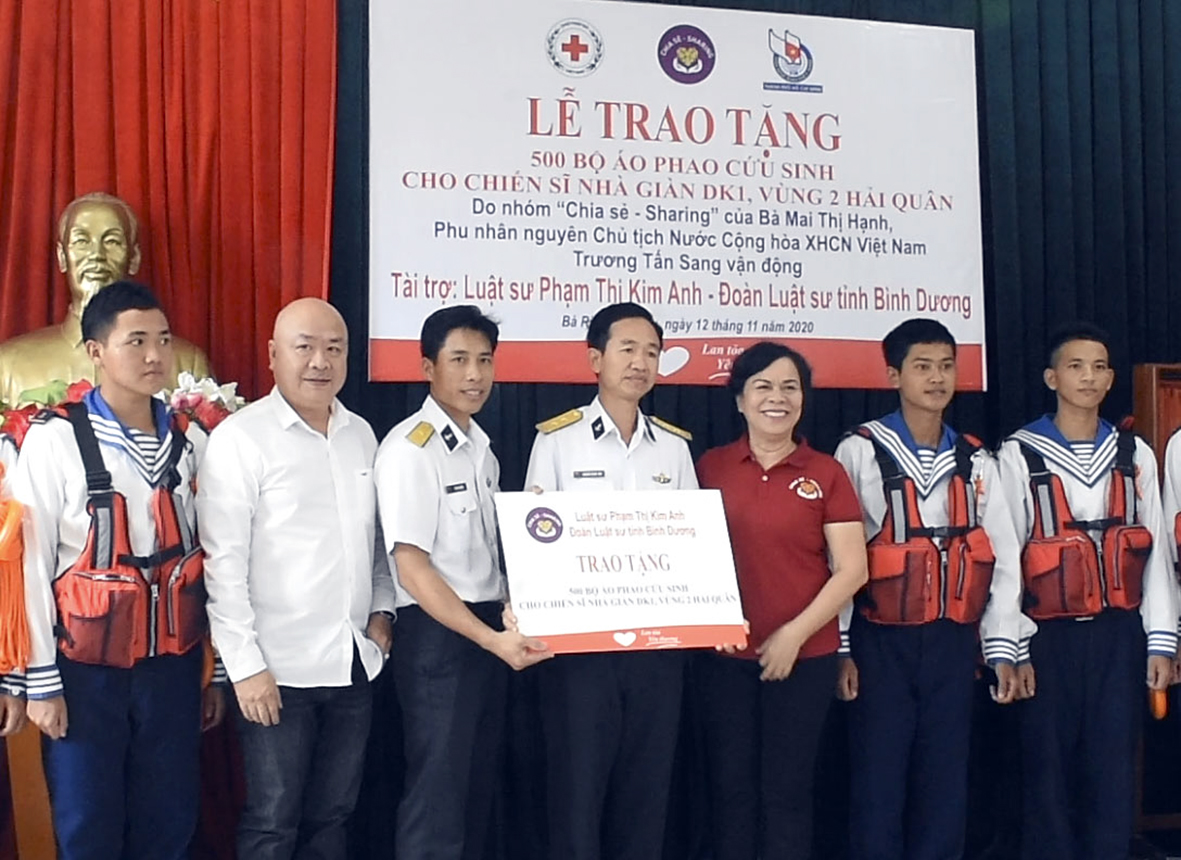 Bà Mai Thị Hạnh, phu nhân nguyên Chủ tịch nước Trương Tấn Sang tặng bộ áo phao cứu sinh cho đại diện Tiểu đoàn DK1.