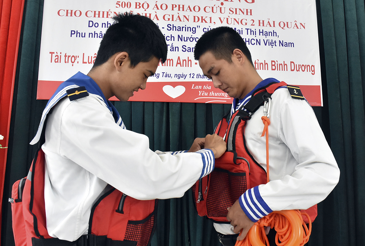 Với những chiếc áo phao cứu sinh chuyên dụng này, cán bộ, chiến sĩ nhà giàn DK1 sẽ an tâm hơn trong quá trình làm nhiệm vụ trên biển.