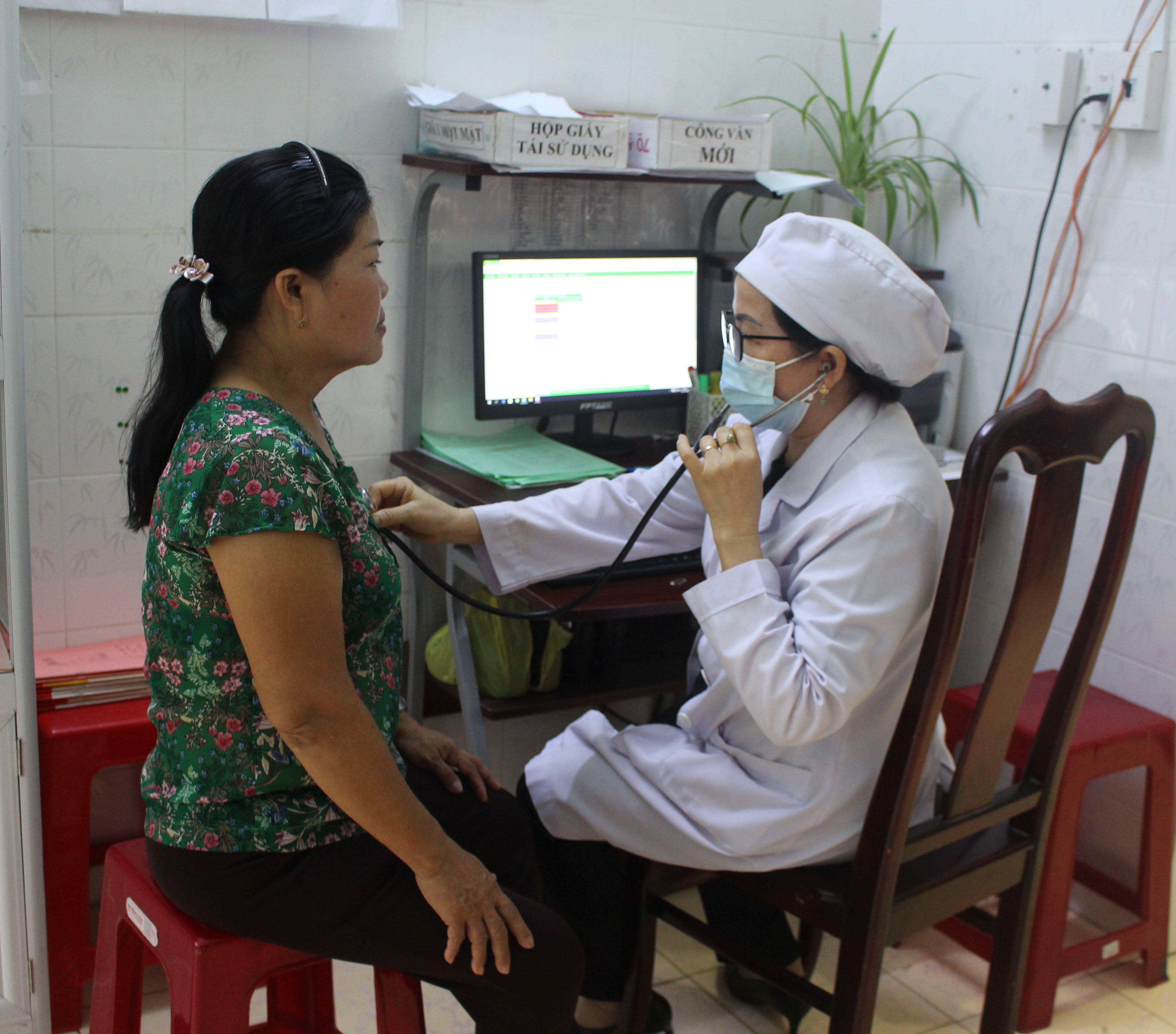 Nhân viên Trạm Y tế xã Bình Châu phát thuốc cho bệnh nhân điều trị ngoại trú.