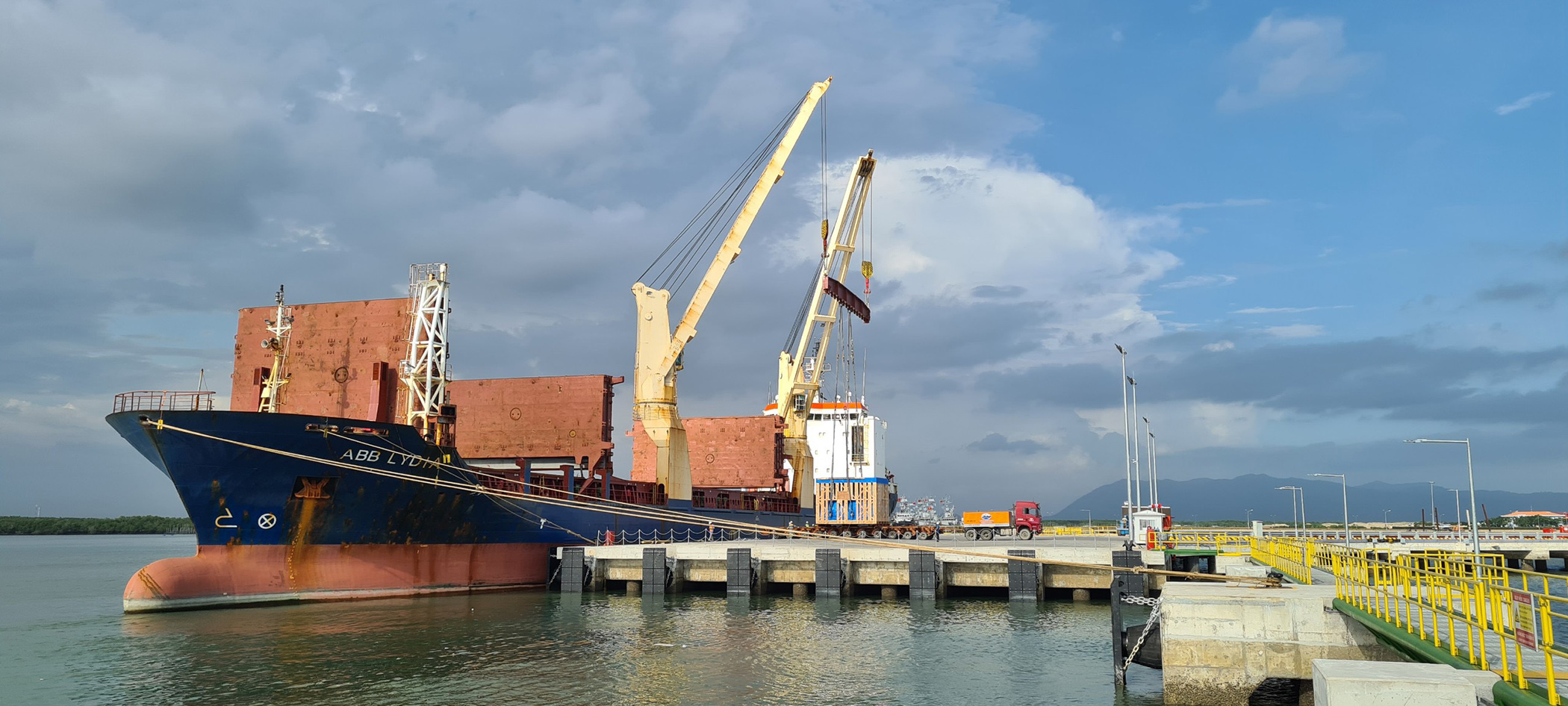 Cầu cảng xây dựng thuộc bến chuyên dùng Dự án Tổ hợp hóa dầu miền Nam.