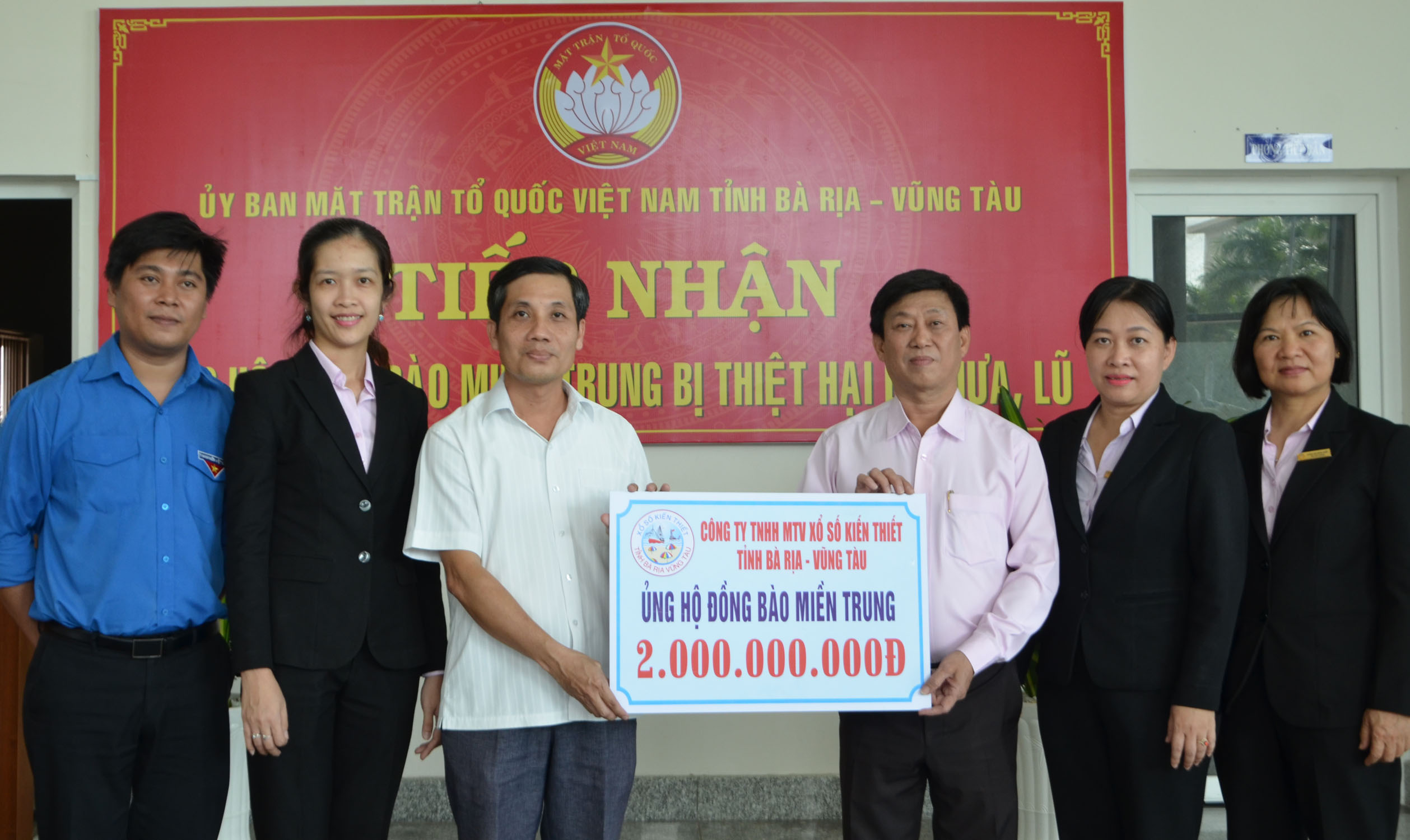 Ông Nguyễn Kế Toại, Phó Chủ tịch UBMTTQVN tỉnh (thứ 3 từ trái qua), tiếp nhận số tiền 2 tỷ đồng từ ông Dương Minh Tú, Chủ tịch, kiêm Giám đốc Công ty TNHH MTV Xổ số Kiến thiết tỉnh Bà Rịa - Vũng Tàu. Ảnh: DIỄM QUỲNH
