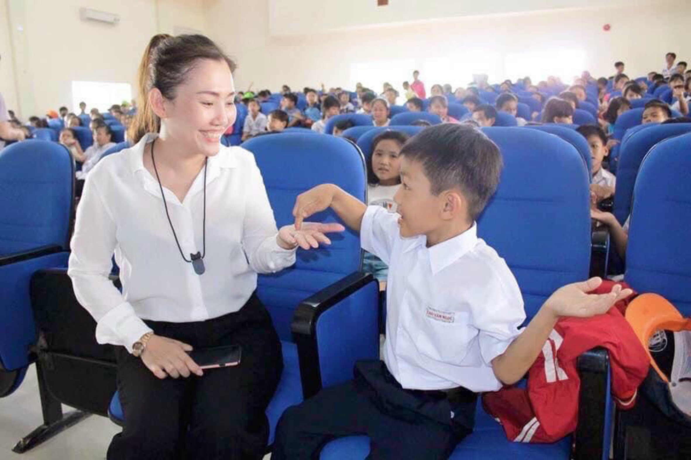 Chuyên gia tâm lý Lê Thị Lan Phương, Giám đốc Công ty tư vấn và trị liệu tâm lý Châu Á - ASIA MCC trao đổi, tư vấn cho học sinh cấp I,II của huyện Côn Đảo.