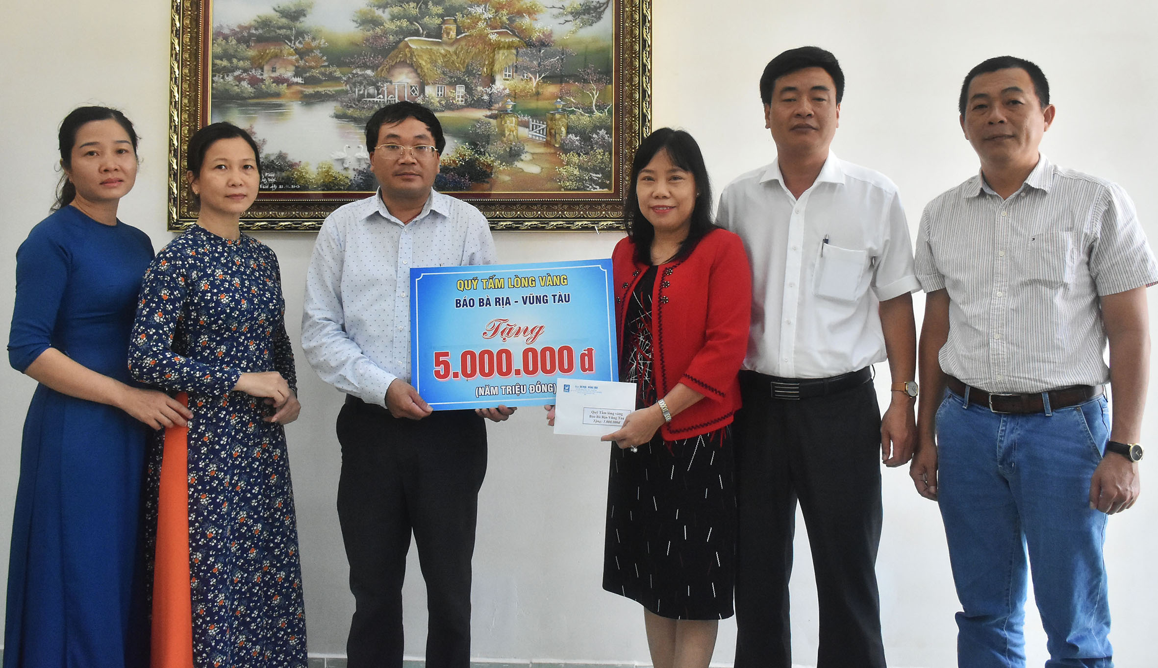 Đoàn công tác Báo BR-VT do bà Đỗ Nguyễn Hoàng Dung, Quyền Tổng Biên tập Báo BR-VT làm Trưởng đoàn đã đến thăm, trao tiền hỗ trợ Quỹ “Tấm lòng vàng” 5 triệu đồng cho đại diện Ban Giám hiệu Trường THCS Võ Trường Toản để gửi đến gia đình em Yến.
