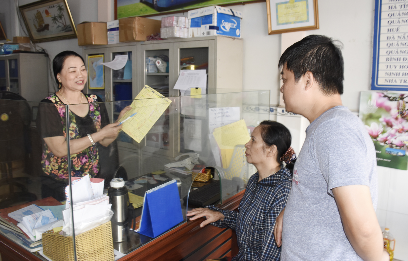 DN vận tải được vay gói ưu đãi của ngân hàng vì bị ảnh hưởng nặng của dịch COVID-19. Trong ảnh: Khách tìm hiểu giá vé và hành trình tại nhà xe Minh Phúc.