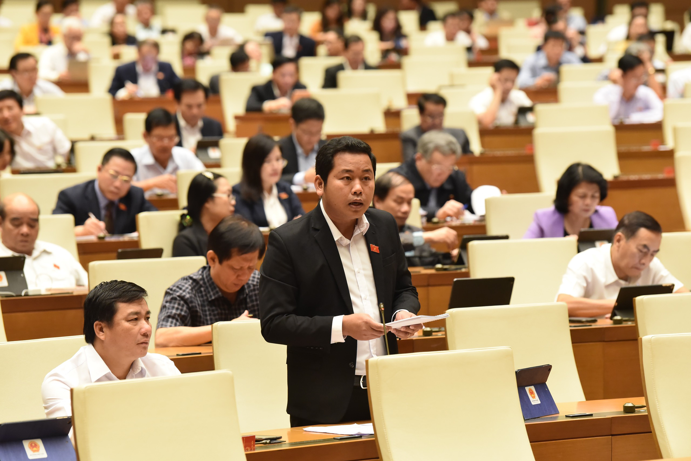 Đại biểu Dương Tấn Quân (Đoàn ĐBQH tỉnh BR-VT) phát biểu tại kỳ họp.