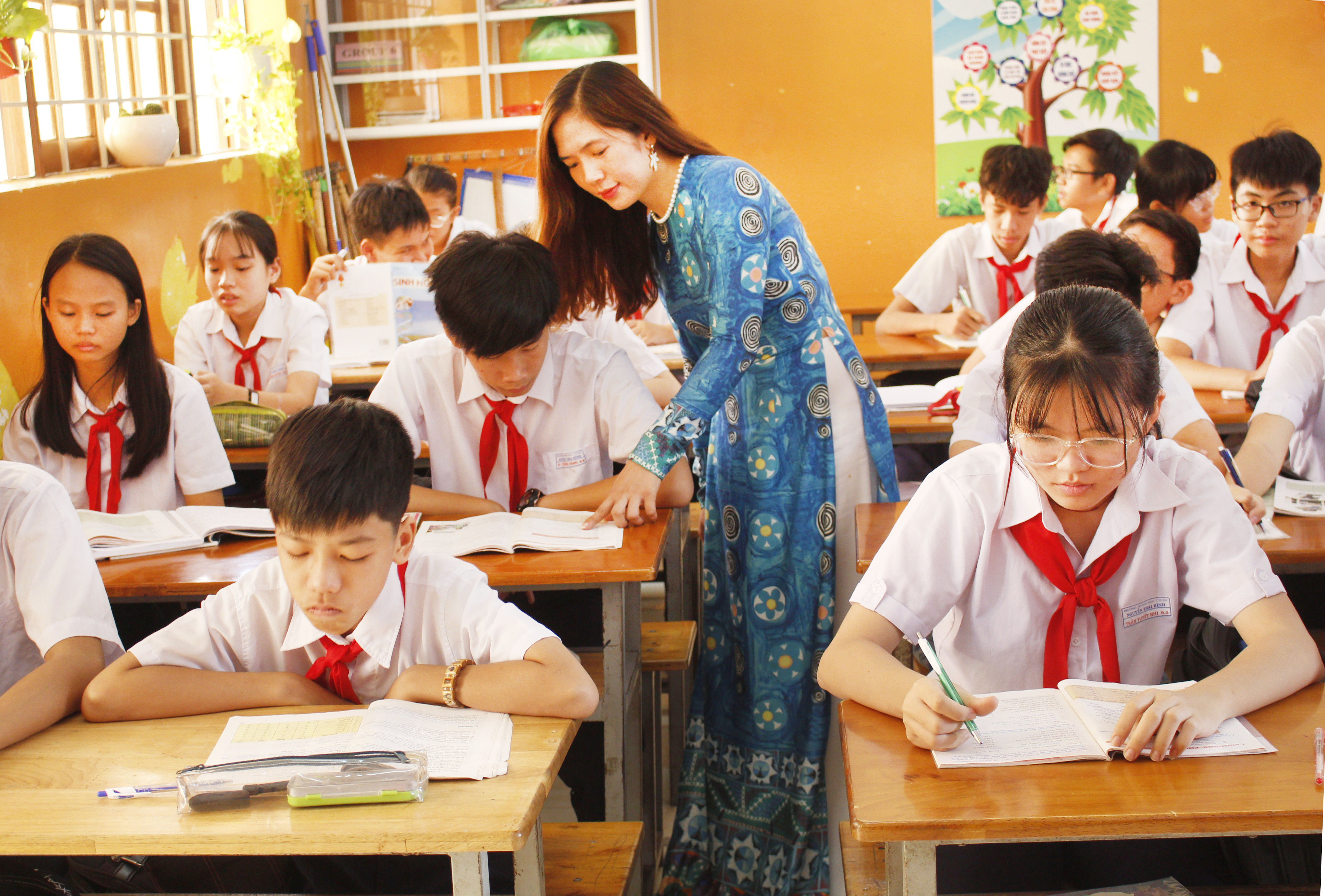 Mô hình GDTM là xu hướng phát triển tất yếu của ngành GD-ĐT.  Trong ảnh: GV môn tiếng Anh của Trường THCS Nguyễn Thái Bình (TP.Vũng Tàu) hướng dẫn HS học bài.