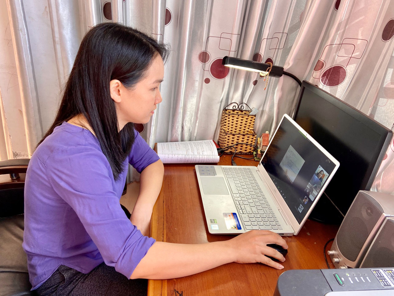 Dạy trực tuyến là phương pháp giảng dạy giúp HS phát huy năng lực và phẩm chất người học.  Trong ảnh: GV Trường THCS Nguyễn An Ninh dạy học trực tuyến cho HS.
