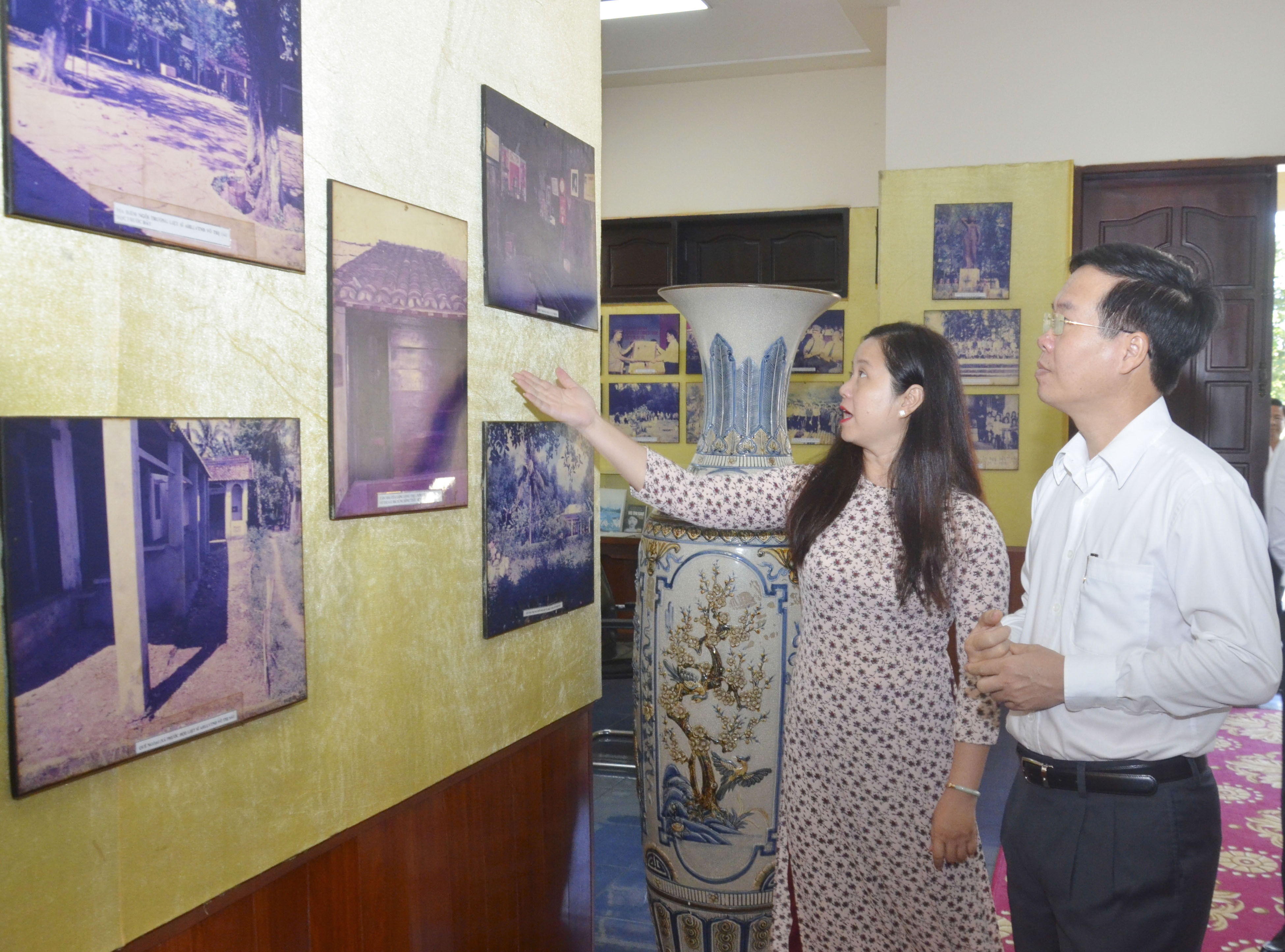 Ông Võ Văn Thưởng Ủy viên Bộ Chính trị, Bí thư Trung ương Đảng, Trưởng Ban Tuyên giáo Trung ương nghe hướng dẫn viên giới thiệu về quá trình hoạt động cách mạng của nữ Anh hùng Liệt sĩ Võ Thị Sáu.