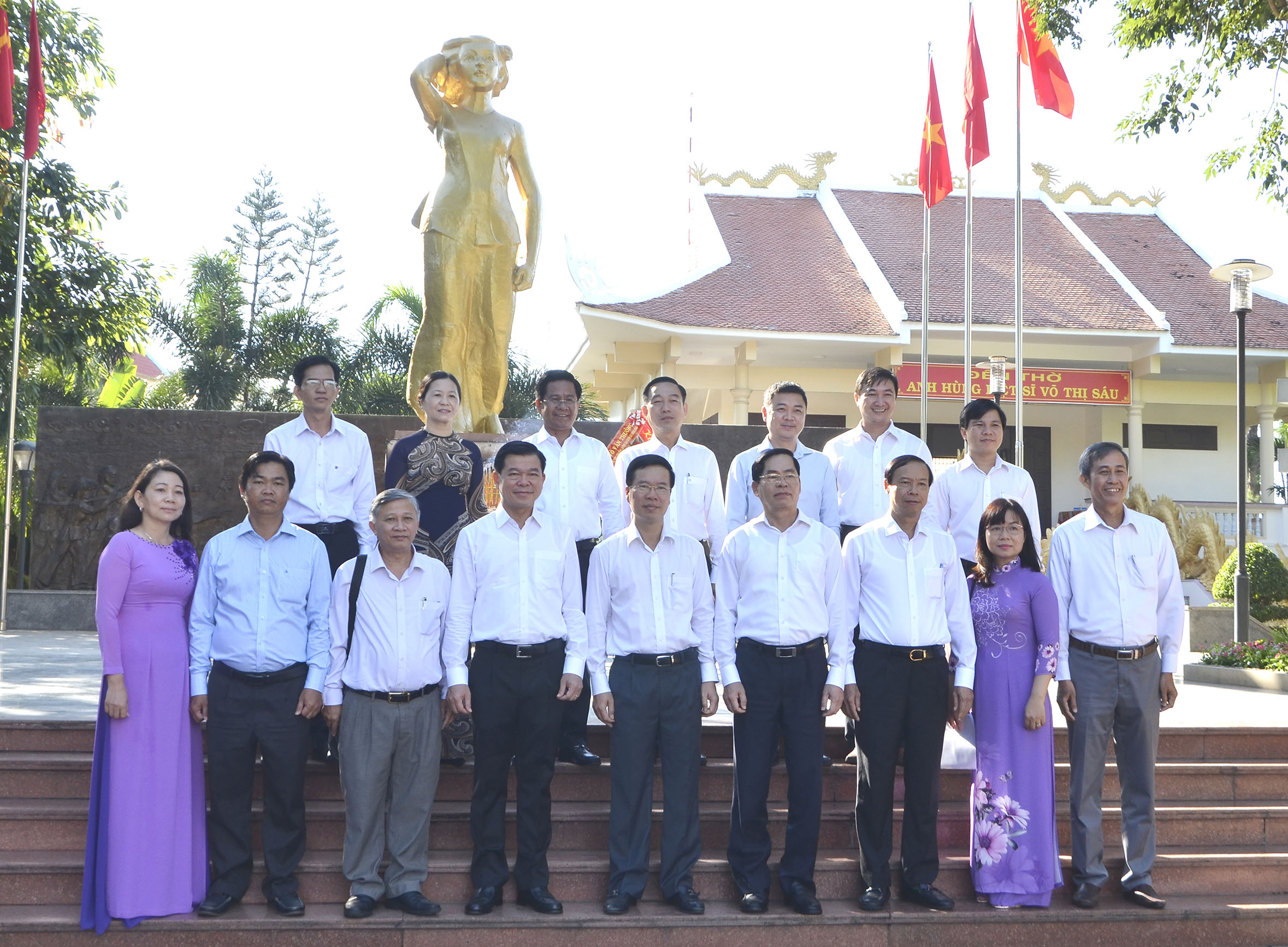 Lãnh đạo Trung ương và lãnh đạo tỉnh chụp hình lưu niệm tại Tượng đài nữ Anh hùng Liệt sĩ Võ Thị  Sáu. 