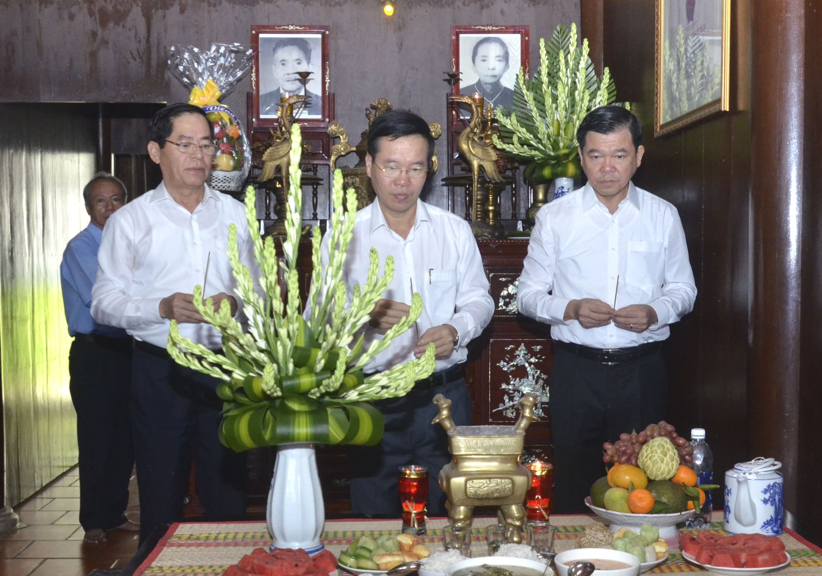 Ông Võ Văn Thưởng (giữa), Ủy viên Bộ Chính trị, Bí thư Trung ương Đảng, Trưởng Ban Tuyên giáo Trung ương cùng ông Nguyễn Hồng Lĩnh (bên phải), Ủy viên Trung ương Đảng, Phó Trưởng Ban Dân vận Trung ương và ông Phạm Viết Thanh, Ủy viên Trung ương Đảng, Bí thư Tỉnh ủy dâng hương tưởng nhớ công ơn nữ Anh hùng Liệt sĩ Võ Thị  Sáu. 