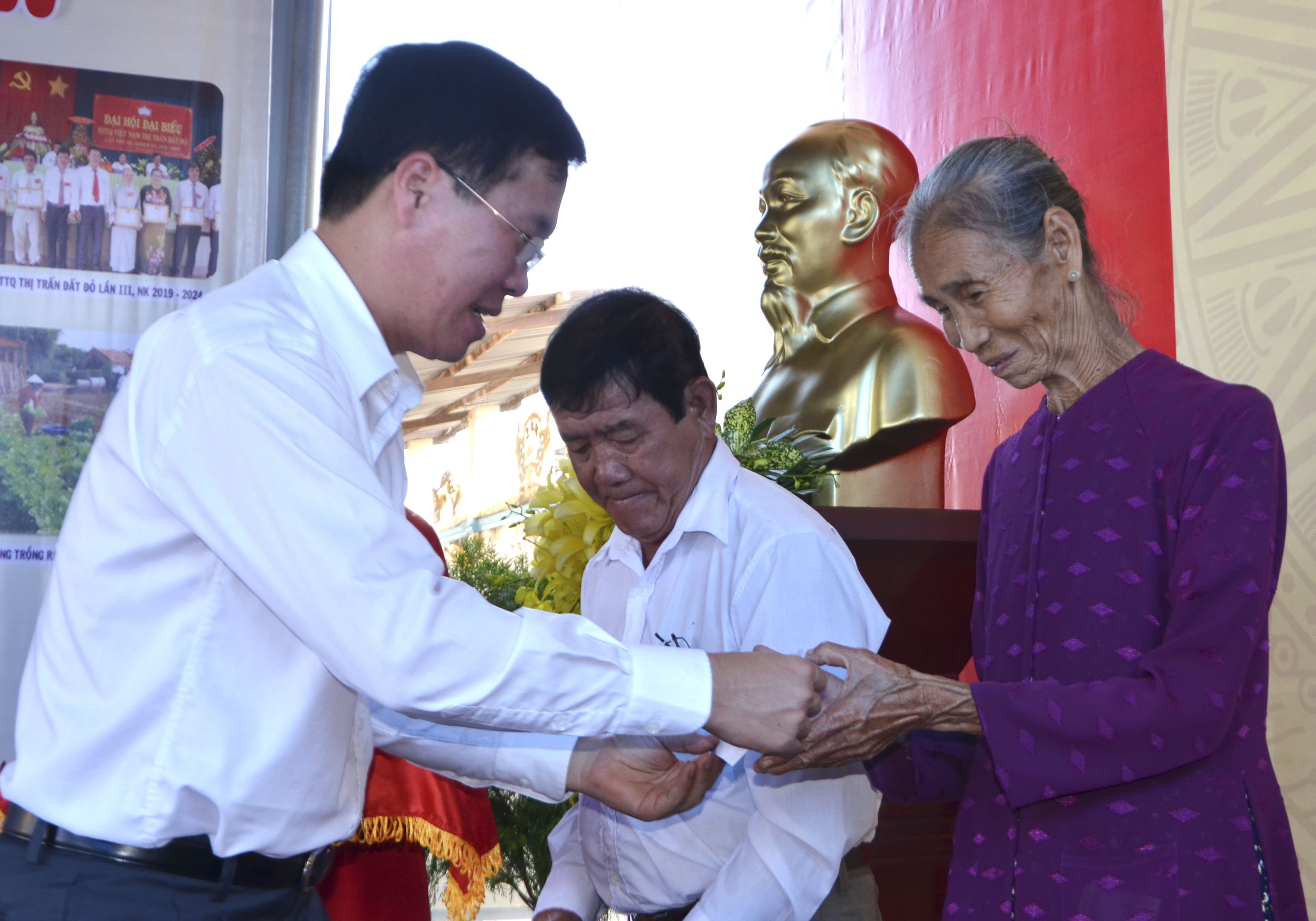 Ông Võ Văn Thưởng, Ủy viên Bộ Chính trị, Bí thư Trung ương Đảng, Trưởng Ban Tuyên giáo Trung ương trao quà cho các hộ dân có hoàn cảnh khó khăn ở KP. Phước Trung, TT. Đất Đỏ.