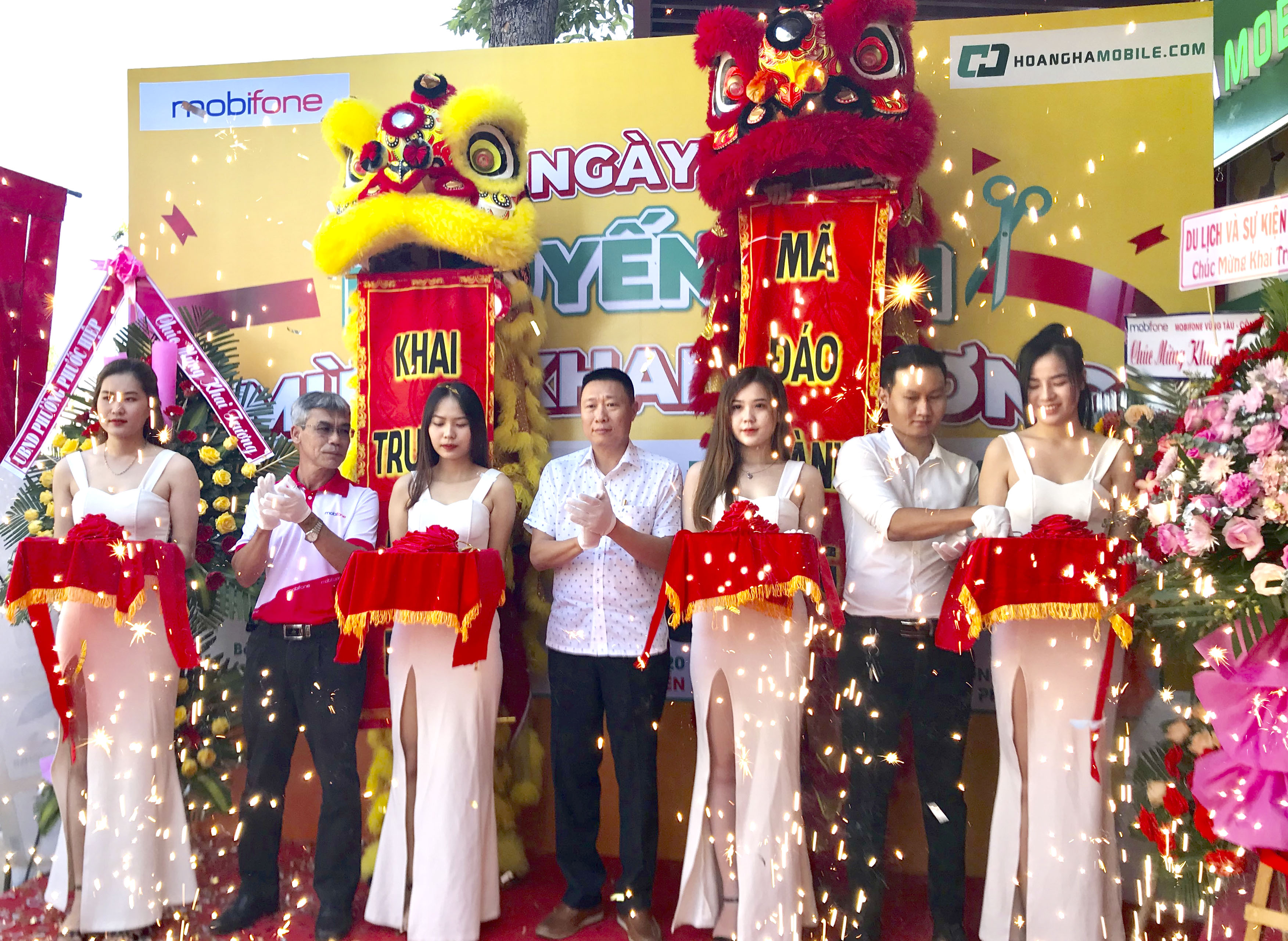 Nghi thức cắt băng khai trương cửa hàng bán lẻ MobiFone thứ 2 tại TP. Bà Rịa.