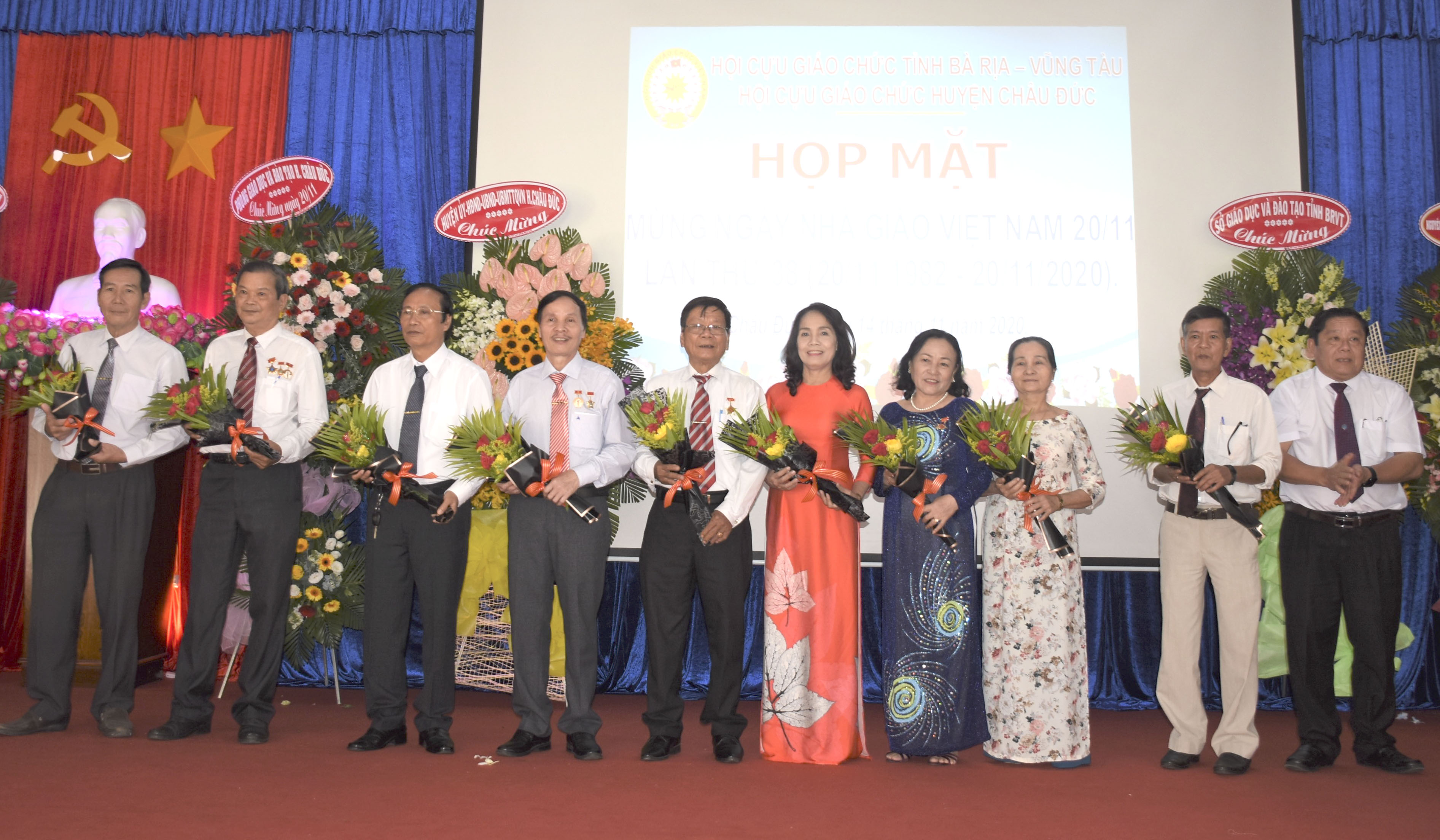 Đại diện Hội Cựu giáo chức huyện Châu Đức tặng hoa biểu dương các hội viên có thành tích xuất sắc trong công tác hội năm 2020.