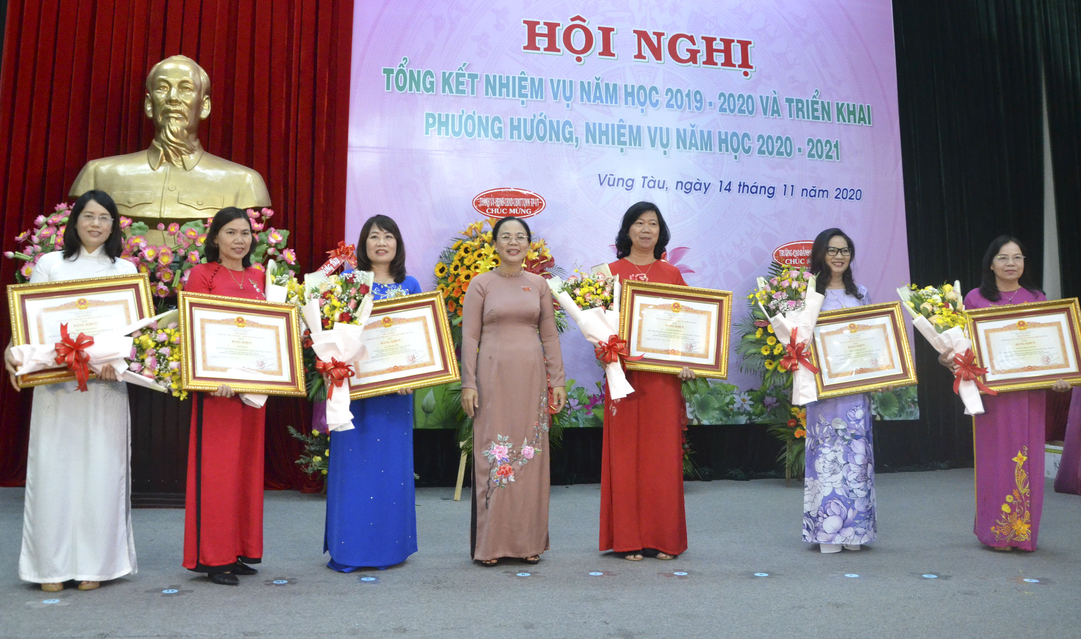 Thừa ủy quyền của Thủ tướng Chính phủ, bà Nguyễn Thị Thu Hương, Phó Chủ tịch UBND TP. Vũng Tàu trao Bằng khen của Thủ tướng Chính phủ cho các cá nhân.