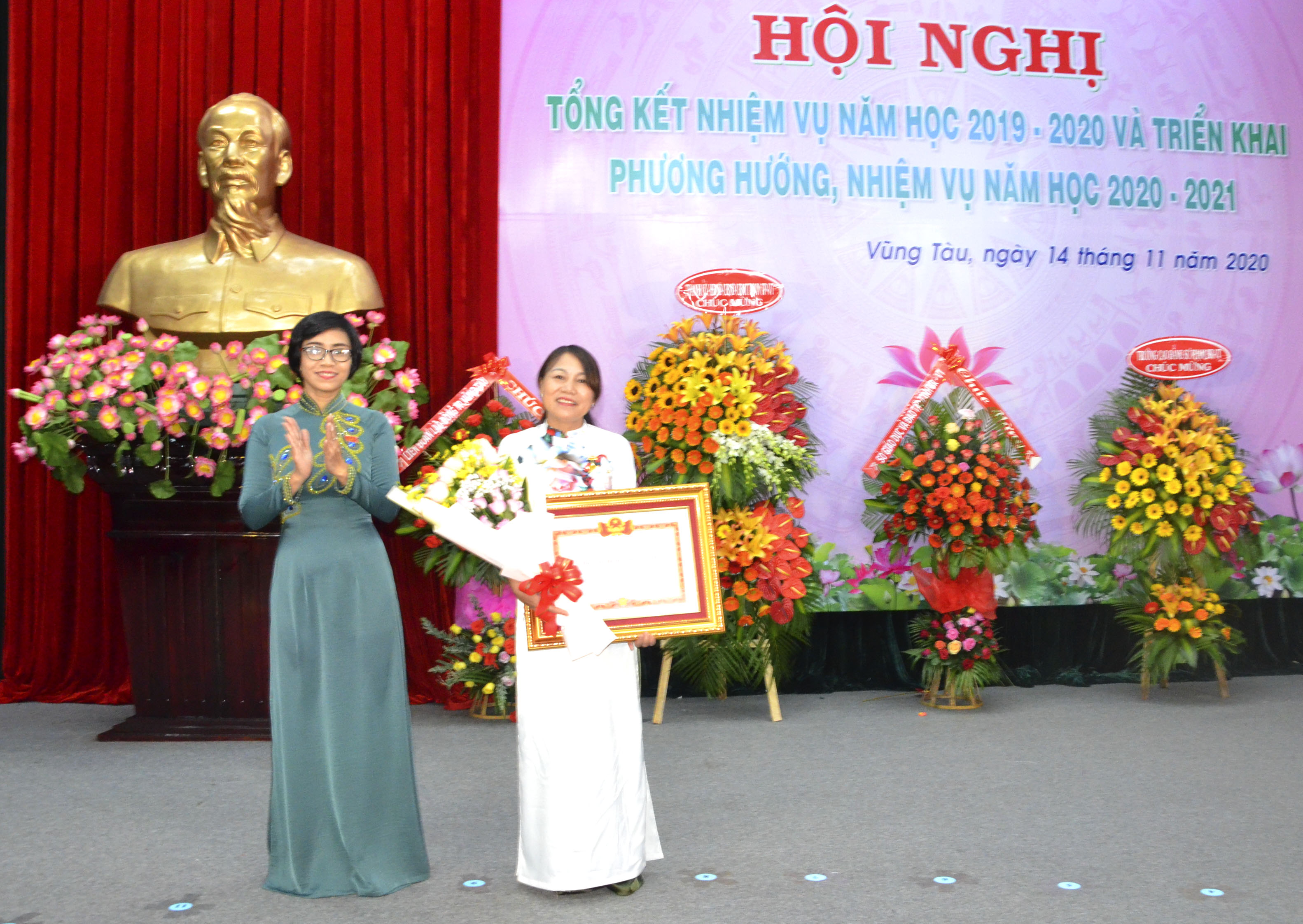 Thừa ủy quyền của Thủ tướng Chính phủ, bà Lê Thị Thanh Bình, Phó Bí thư Thường trực Thành ủy Vũng Tàu trao danh hiệu “Chiến sĩ thi đua toàn quốc” cho bà Nguyễn Thị Phương, Hiệu trưởng Trường MN Ánh Dương.