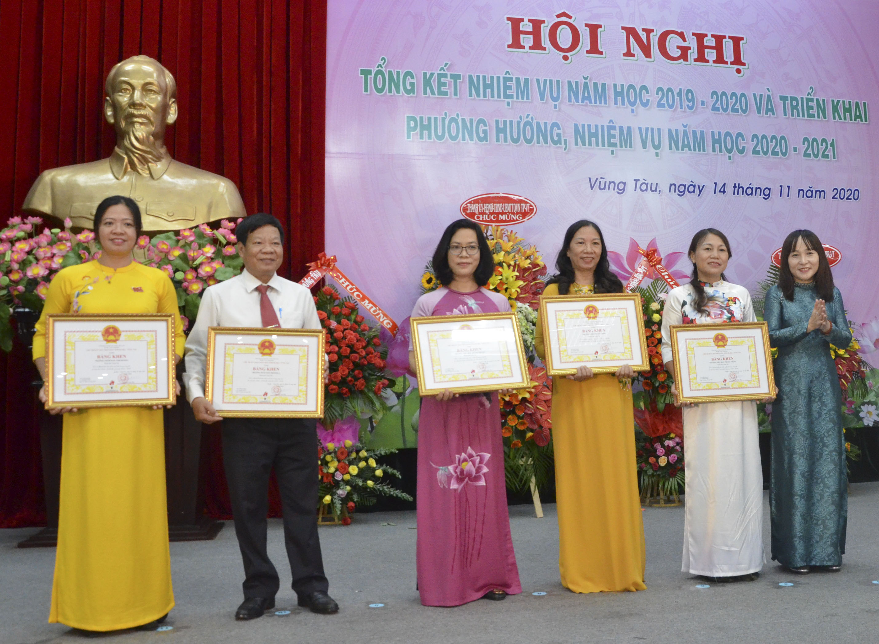 Thừa ủy quyền của Chủ tịch UBND tỉnh, bà Trần Thúy Ái, Phó Trưởng Ban, phụ trách Ban Thi đua - Khen thưởng tỉnh trao Bằng khen của Chủ tịch UBND tỉnh cho các tập thể.