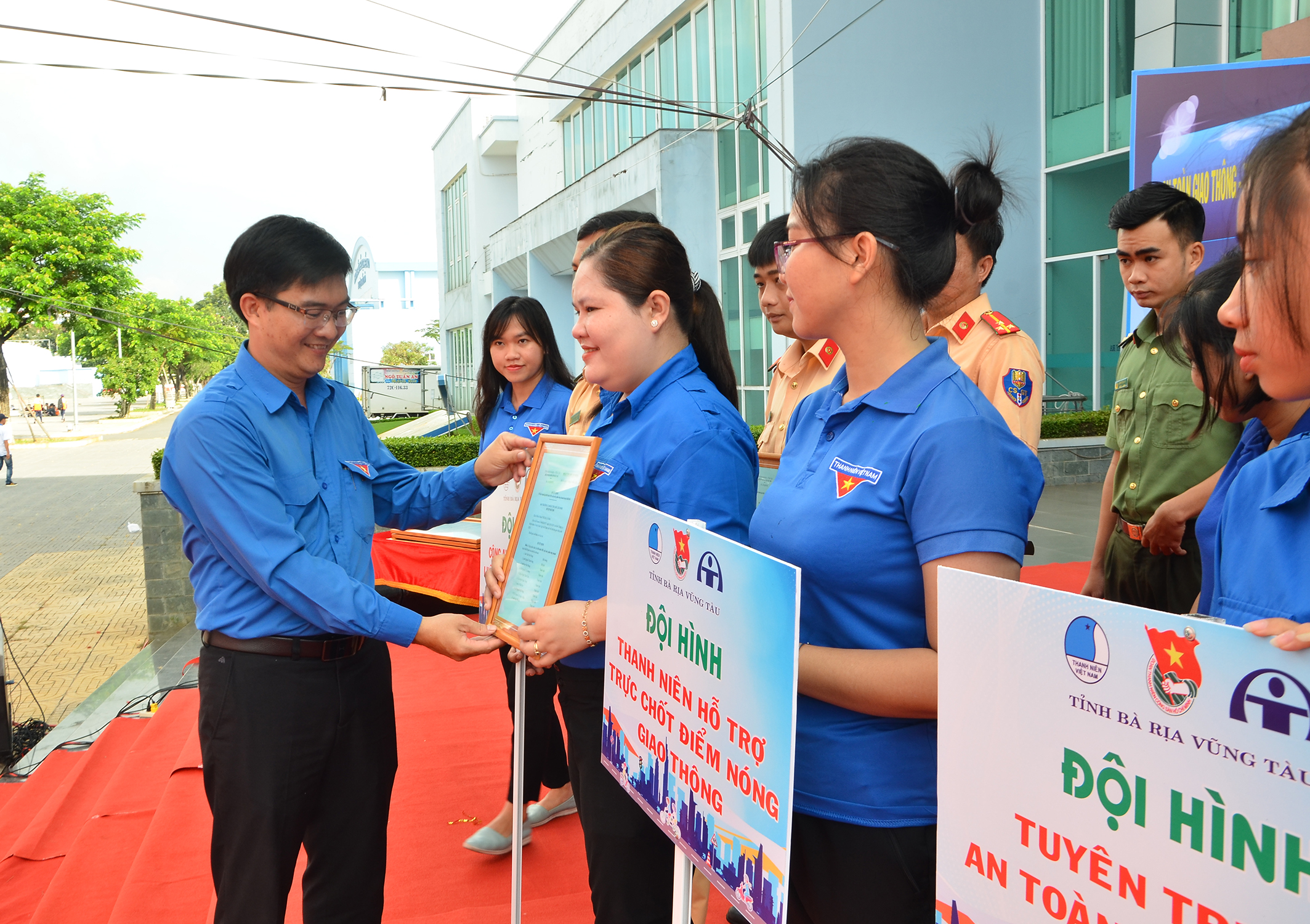 Anh Nguyễn Văn Tuân, Phó Bí thư Tỉnh Đoàn trao quyết định thành lập 5 đội hình tình nguyện tham gia tuyên truyền các hoạt động ATGT.