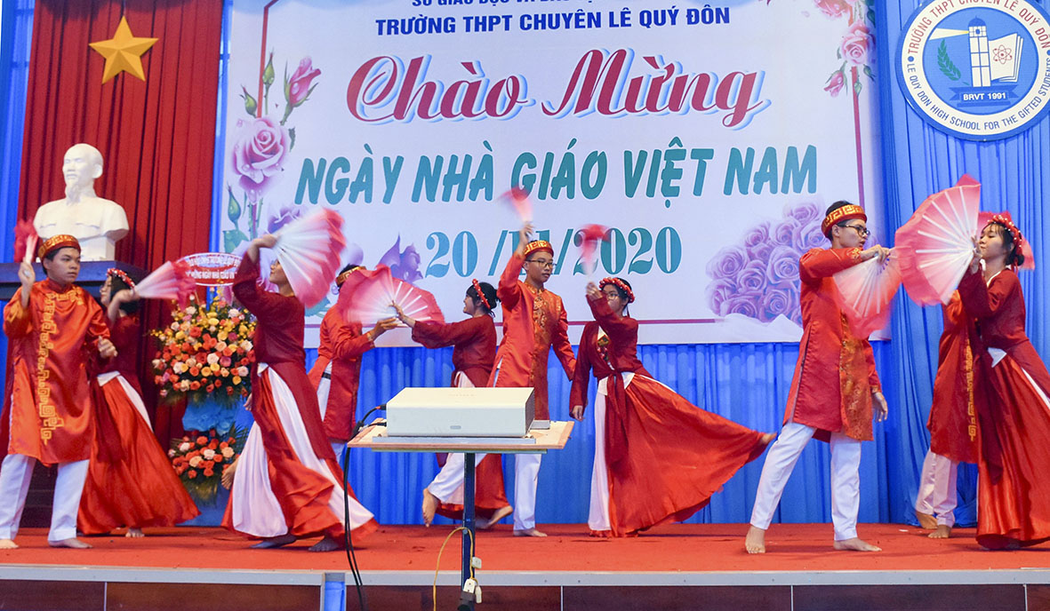 Các em HS Trường THPT Chuyên Lê Quý Đôn (TP. Vũng Tàu) biểu diễn văn nghệ chào mừng Ngày Nhà giáo Việt Nam 20/11.