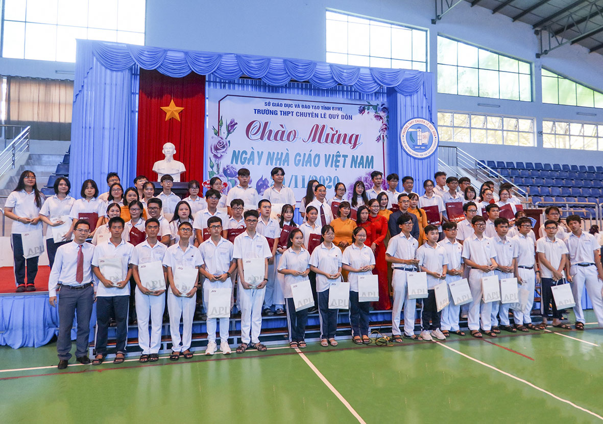 Ban Giám hiệu Trường THPT Chuyên Lê Quý Đôn cùng đại diện Văn phòng tại Việt Nam của trường Đại học Ritsumeikan Châu Á Thái Bình Dương - APU (Nhật Bản) chụp hình lưu niệm với 65 HS nhận học bổng.