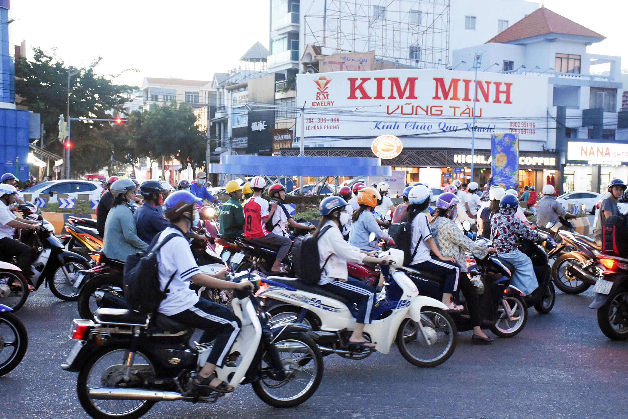 Kẹt xe ở vòng xoay Ngã Năm (nút giao đường Lê Hồng Phong - Bacu - Trương Công Định).