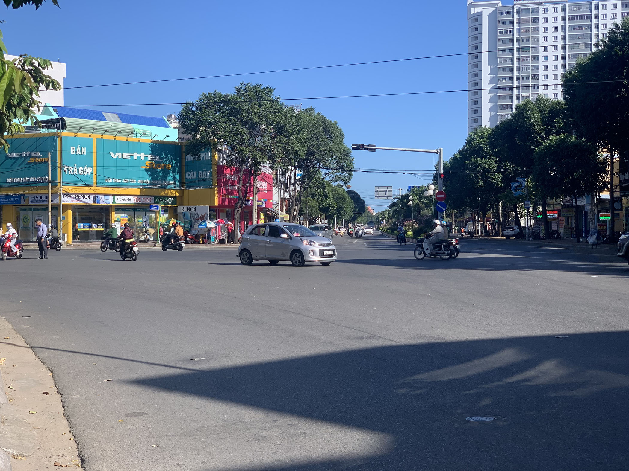 Vòng xoay ngã tư Giếng Nước được dỡ bỏ giúp các phương tiện lưu thông qua khu vực này thuận lợi, thông thoáng hơn nhờ sự điều tiết bằng các cột đèn tín hiệu giao thông.
