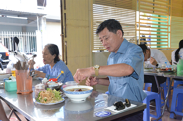 Khách hàng thưởng thức bún bò Bảo Hạnh.