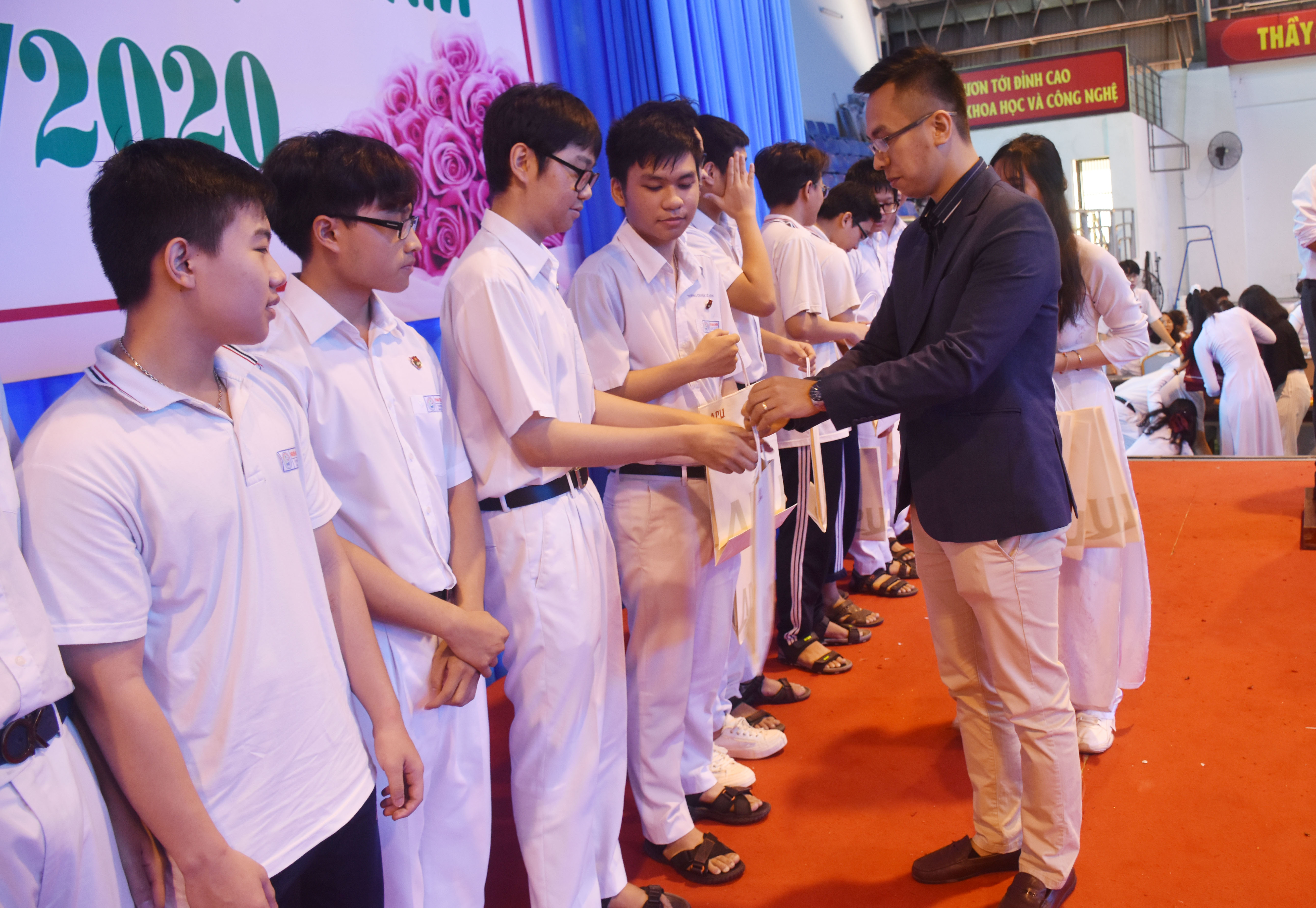 Ông Nguyễn Quang Vinh, Trưởng đại diện Văn phòng APU tại Việt Nam trao 65 suất học bổng (trị giá 13 triệu đồng) cho HS trường THPT chuyên Lê Quý Đôn tham gia đội tuyển HS giỏi quốc gia năm học 2020-2021.