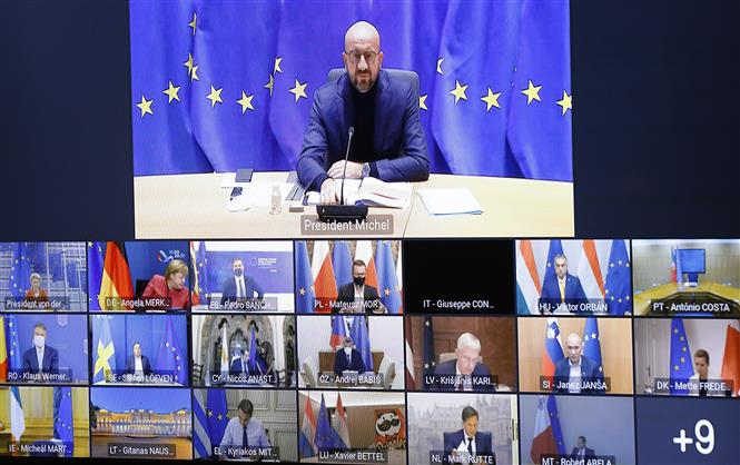 Chủ tịch Hội đồng châu Âu Charles Michel (trên) chủ trì Hội nghị trực tuyến Hội đồng châu Âu tại Brussels, Bỉ.