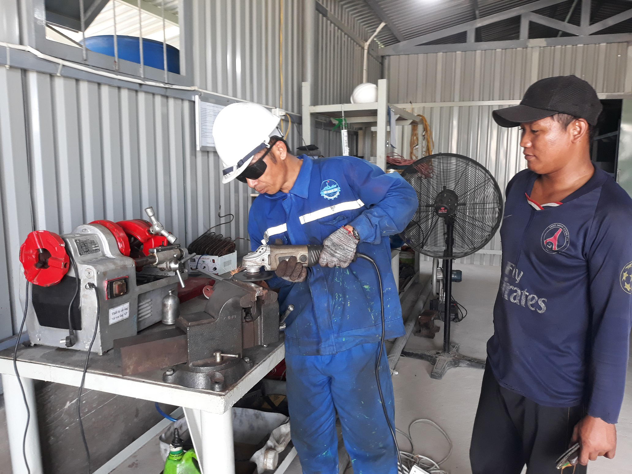 Nhân viên kỹ thuật của Trung tâm Dịch vụ hậu cần - kỹ thuật đảo Sinh Tồn sửa chữa chân vịt cho tàu cá PY 90577 TS.
