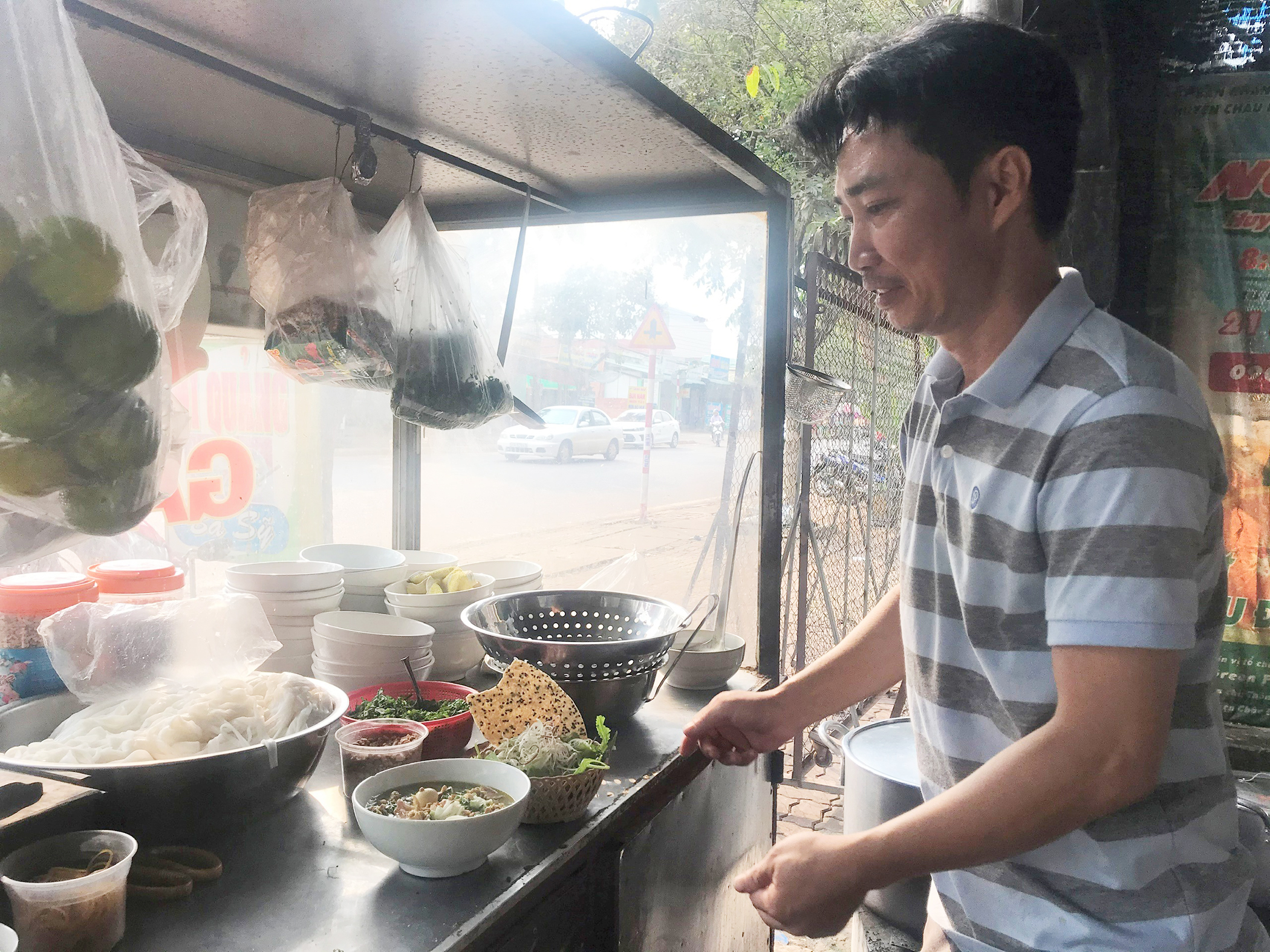 Anh Hồ Đình Trí, chủ quán mì Quảng chuẩn bị những tô mì đậm đà hương vị phục vụ khách. 
