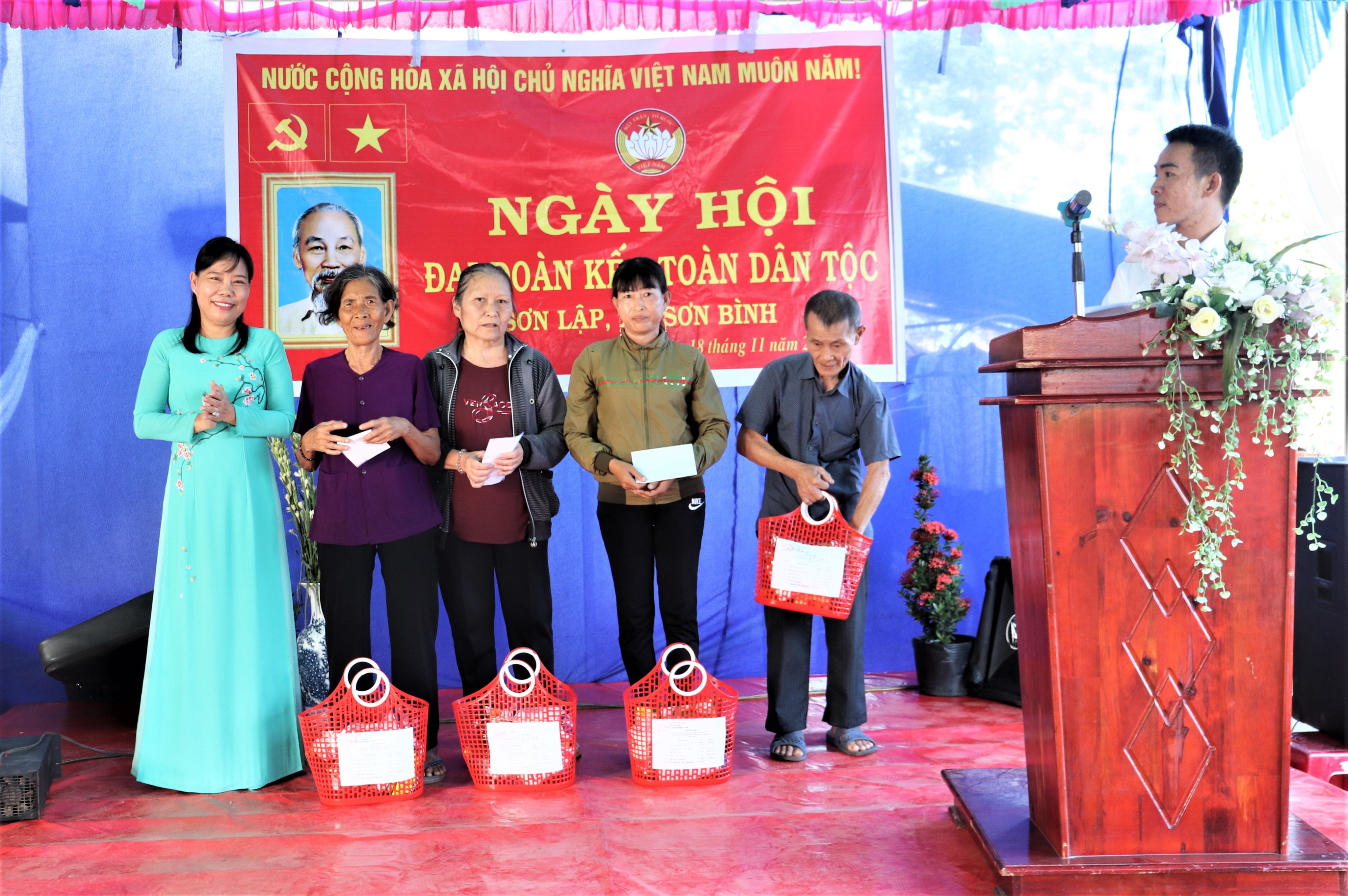Bà Đỗ Nguyễn Hoàng Dung, Q. Tổng Biên tập Báo BR-VT tặng quà cho 4 hộ nghèo trên địa bàn ấp Sơn Lập, xã Sơn Bình (huyện Châu Đức).