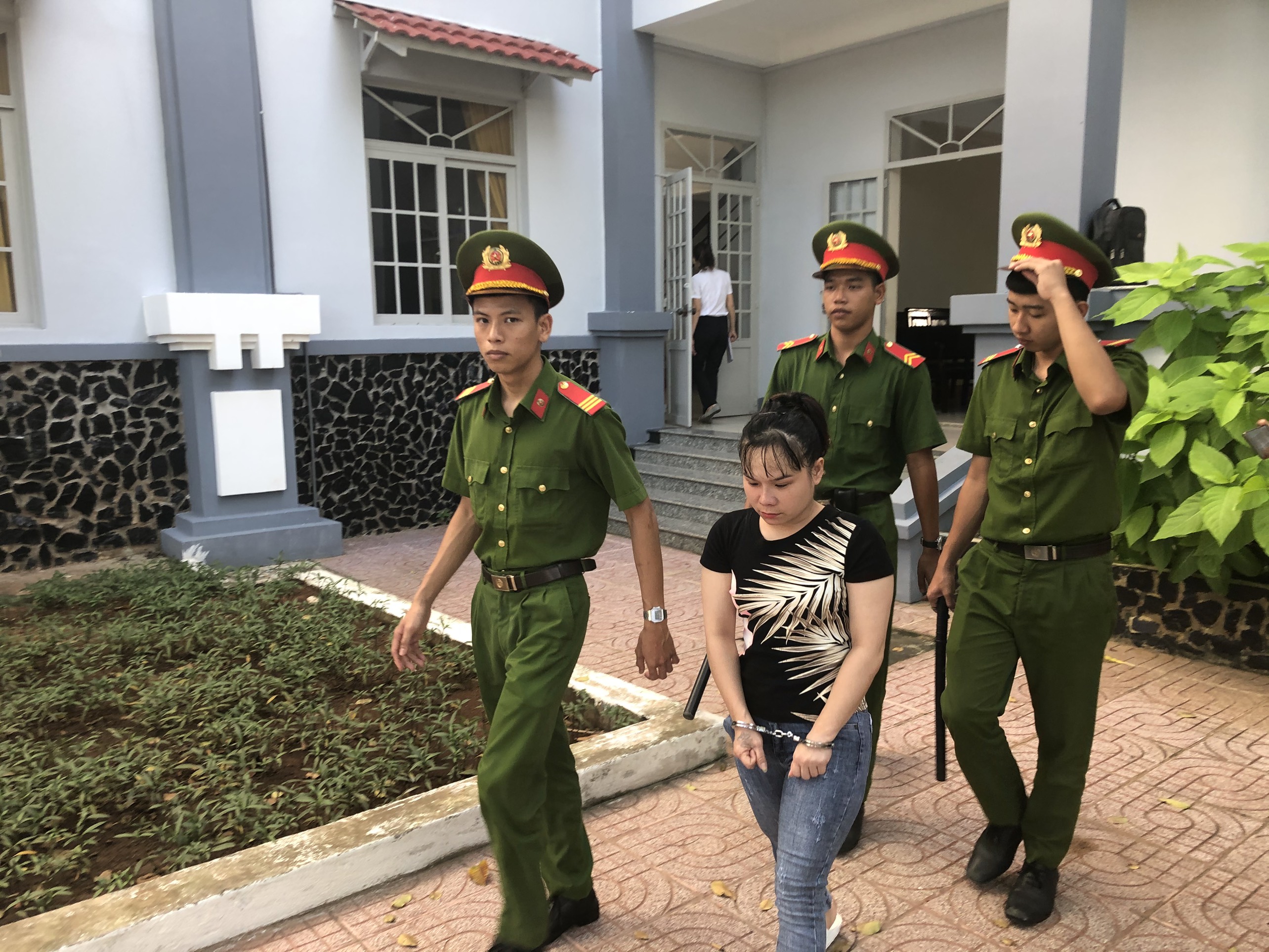 Hạnh được dẫn độ ra xe sau khi lãnh án 9 năm tù. 