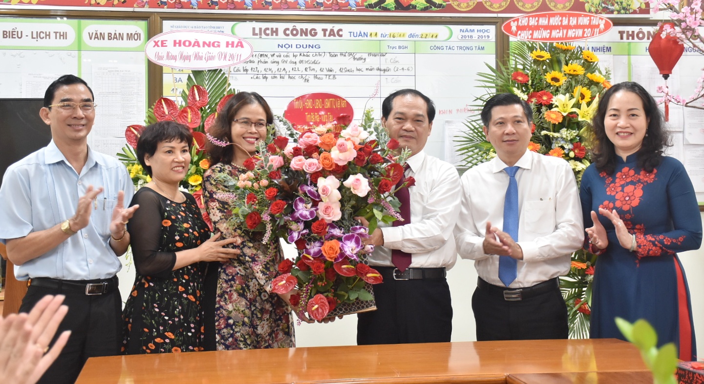 Ông Mai Ngọc Thuận, Ủy viên Ban Thường vụ Tỉnh ủy, Phó Chủ tịch HĐND tỉnh tặng hoa chúc mừng Trường THPT chuyên Lê Quý Đôn (TP. Vũng Tàu). Ảnh: TRẦN TRÀ