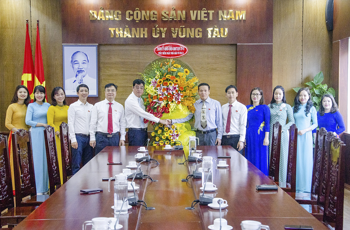 Lãnh đạo TP. Vũng Tàu tặng hoa chúc mừng tập thể cán bộ, CNVC Ban Tuyên giáo Thành ủy nhân kỷ niệm 38 năm Ngày Nhà giáo Việt Nam (20/11).