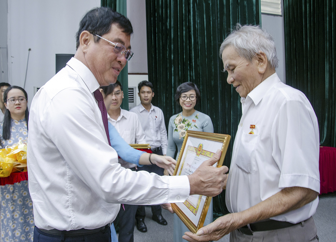 Ông Trần Đình Khoa, Ủy viên Ban Thường vụ Tỉnh ủy, Bí thư Thành ủy Vũng Tàu trao Huy hiệu 70 năm tuổi Đảng cho đảng viên Nguyễn Công Minh (sinh hoạt tại Chi bộ 2, Đảng bộ phường Nguyễn An Ninh).