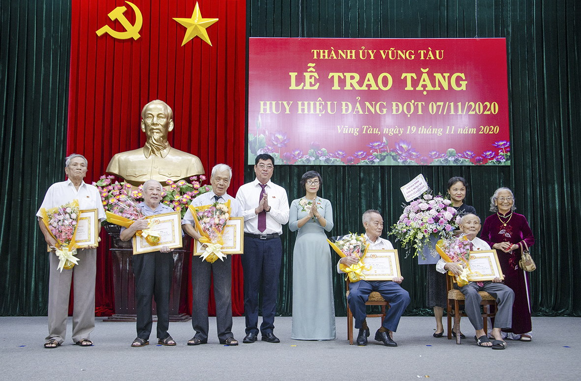 Ông Trần Đình Khoa, Ủy viên Ban Thường vụ Tỉnh ủy, Bí thư Thành ủy Vũng Tàu; bà Lê Thị Thanh Bình, Phó Bí thư Thường trực Thành ủy Vũng Tàu trao Huy hiệu Đảng và tặng hoa chúc mừng các đảng viên.