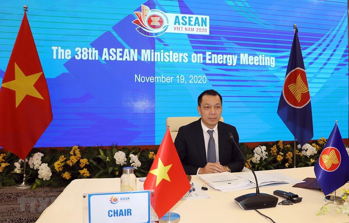 Thứ trưởng Bộ Công thương Đặng Hoàng An điều hành tại điểm cầu Hà Nội (Việt Nam). 