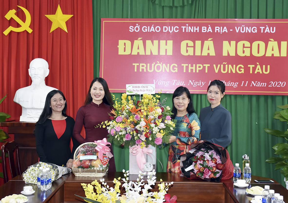 Bà Đỗ Nguyễn Hoàng Dung, Quyền Tổng Biên tập Báo BR-VT (thứ 2 từ phải qua) tặng hoa chúc mừng Sở GD-ĐT.
