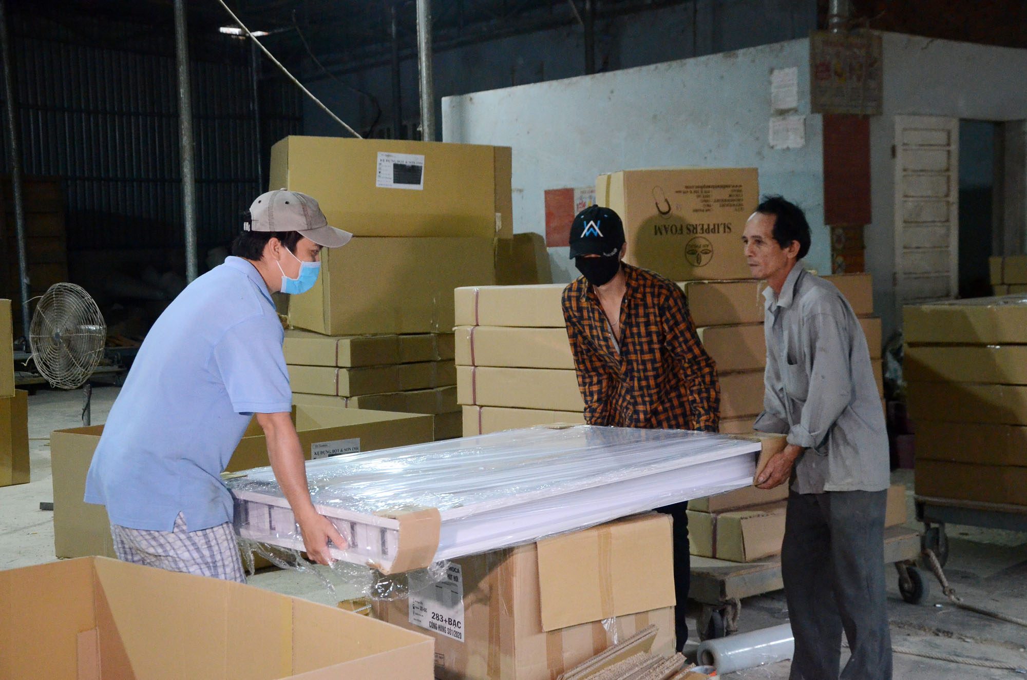 Sử dụng các biện pháp phòng vệ thương mại phù hợp để bảo vệ sản xuất trong nước.  Trong ảnh: Sản xuất bàn nail xuất khẩu tại Công ty TNHH Bắc Hà (TX. Phú Mỹ).